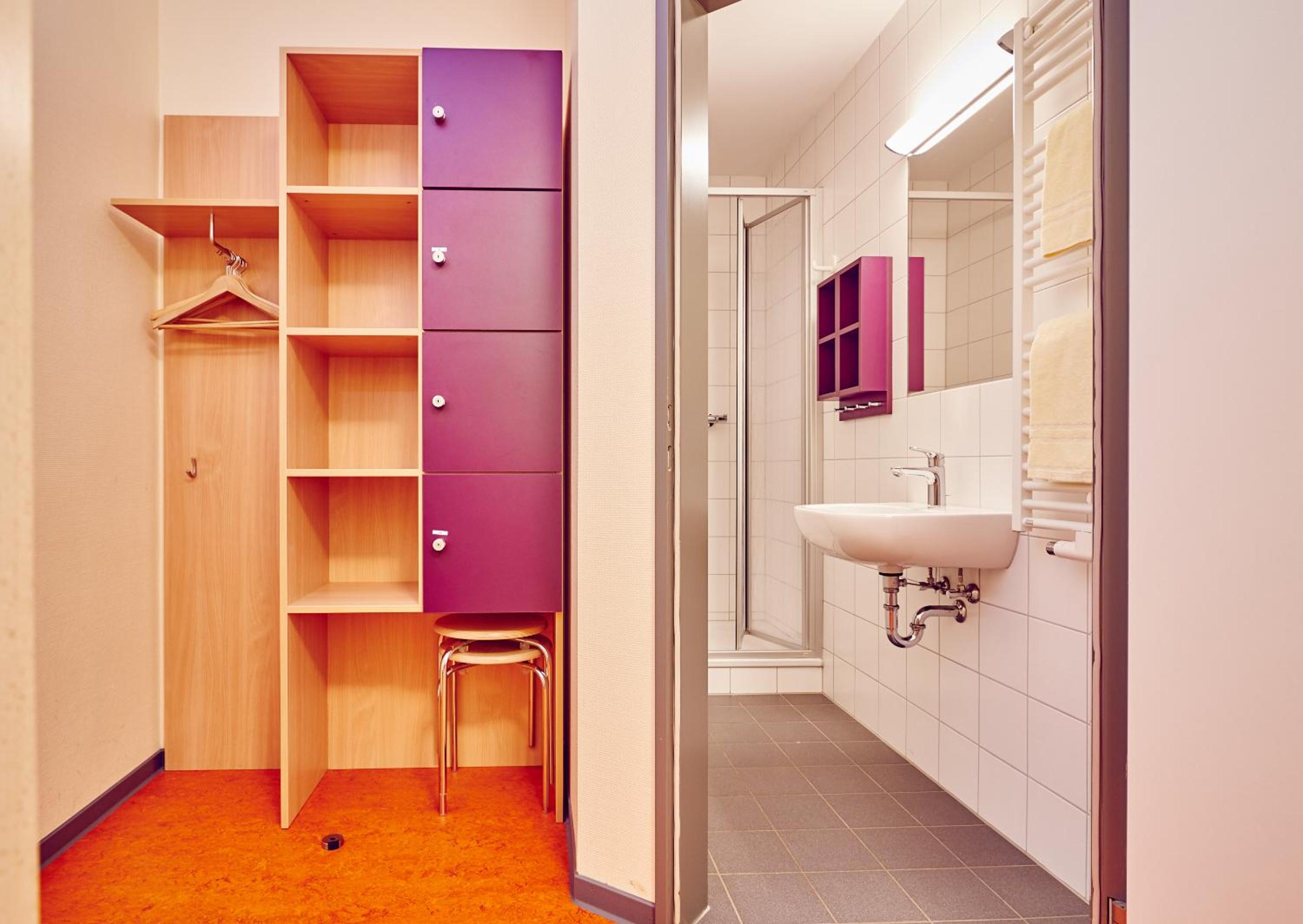 Twin Room with Private Bathroom - Photo 2