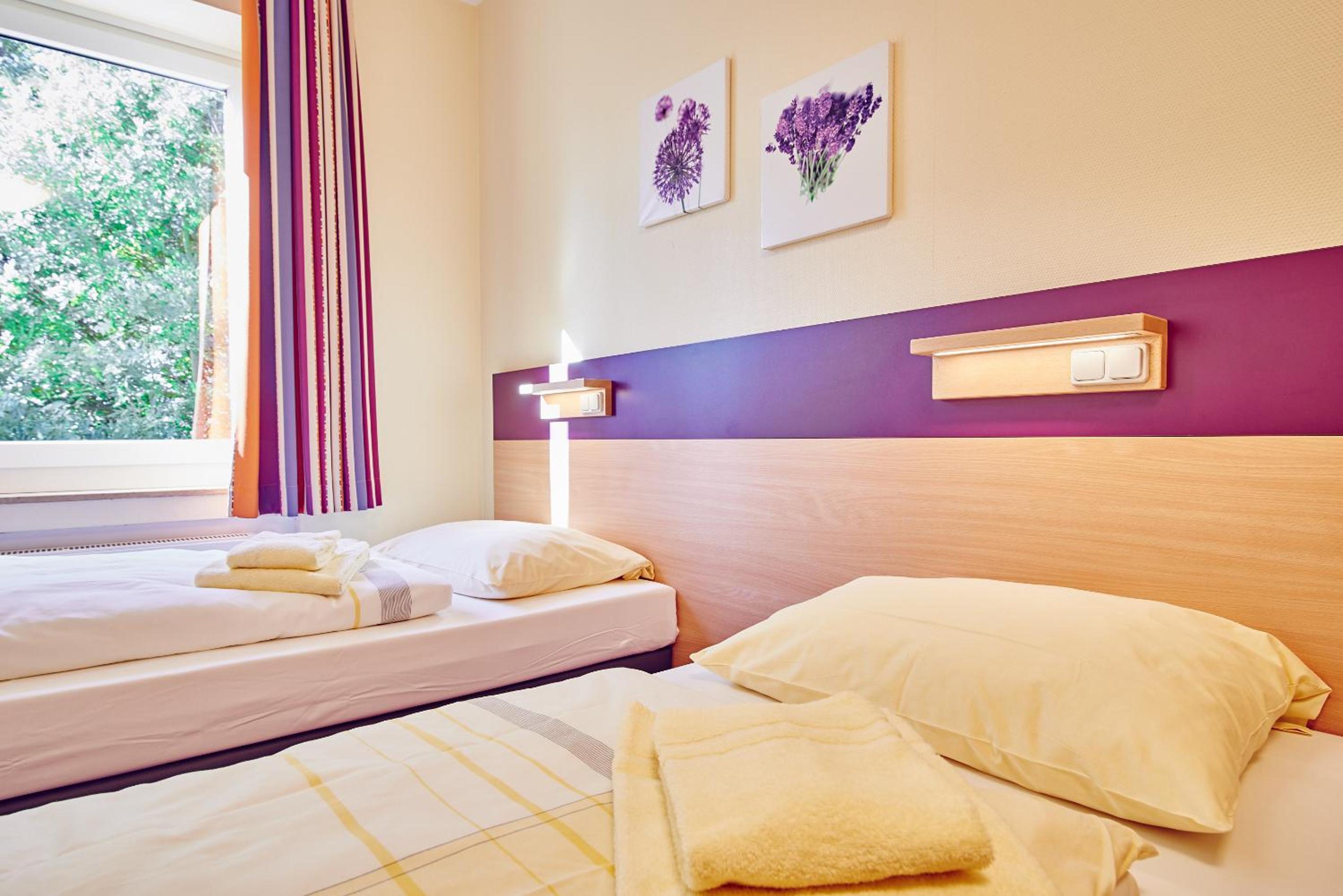 Twin Room with Private Bathroom - Photo 3