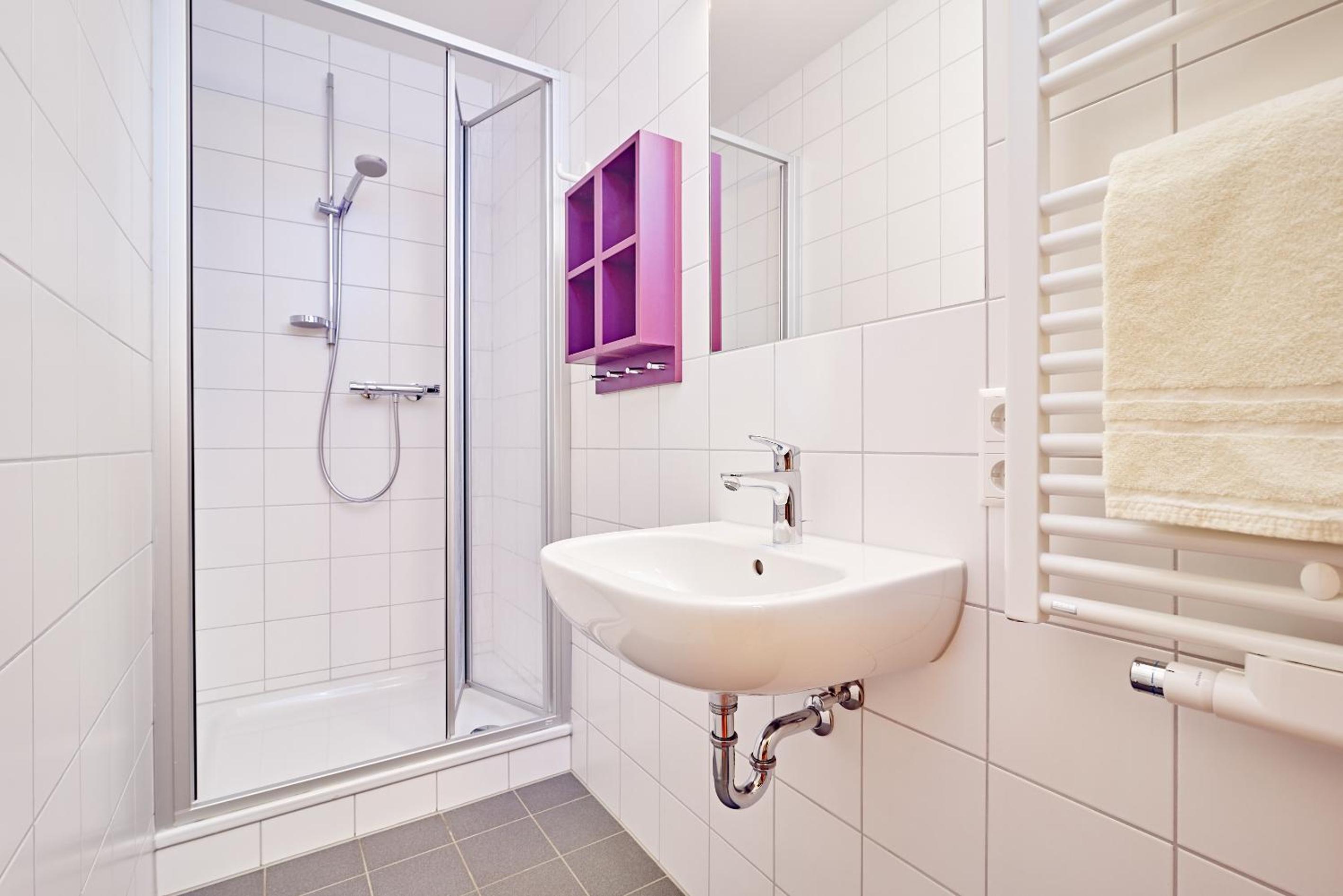 Twin Room with Private Bathroom - Photo 6