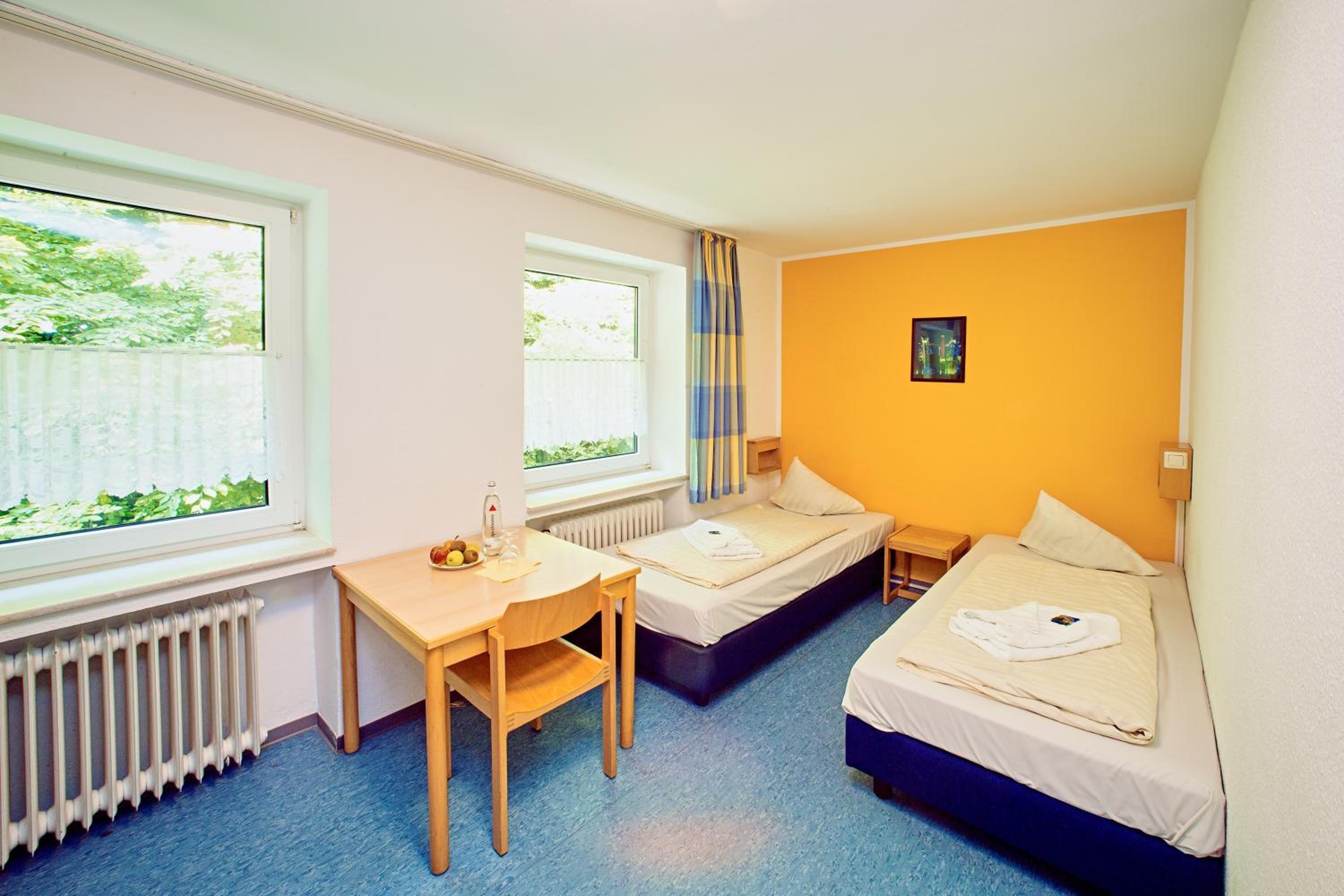 Twin Room with Private Bathroom - Photo 7