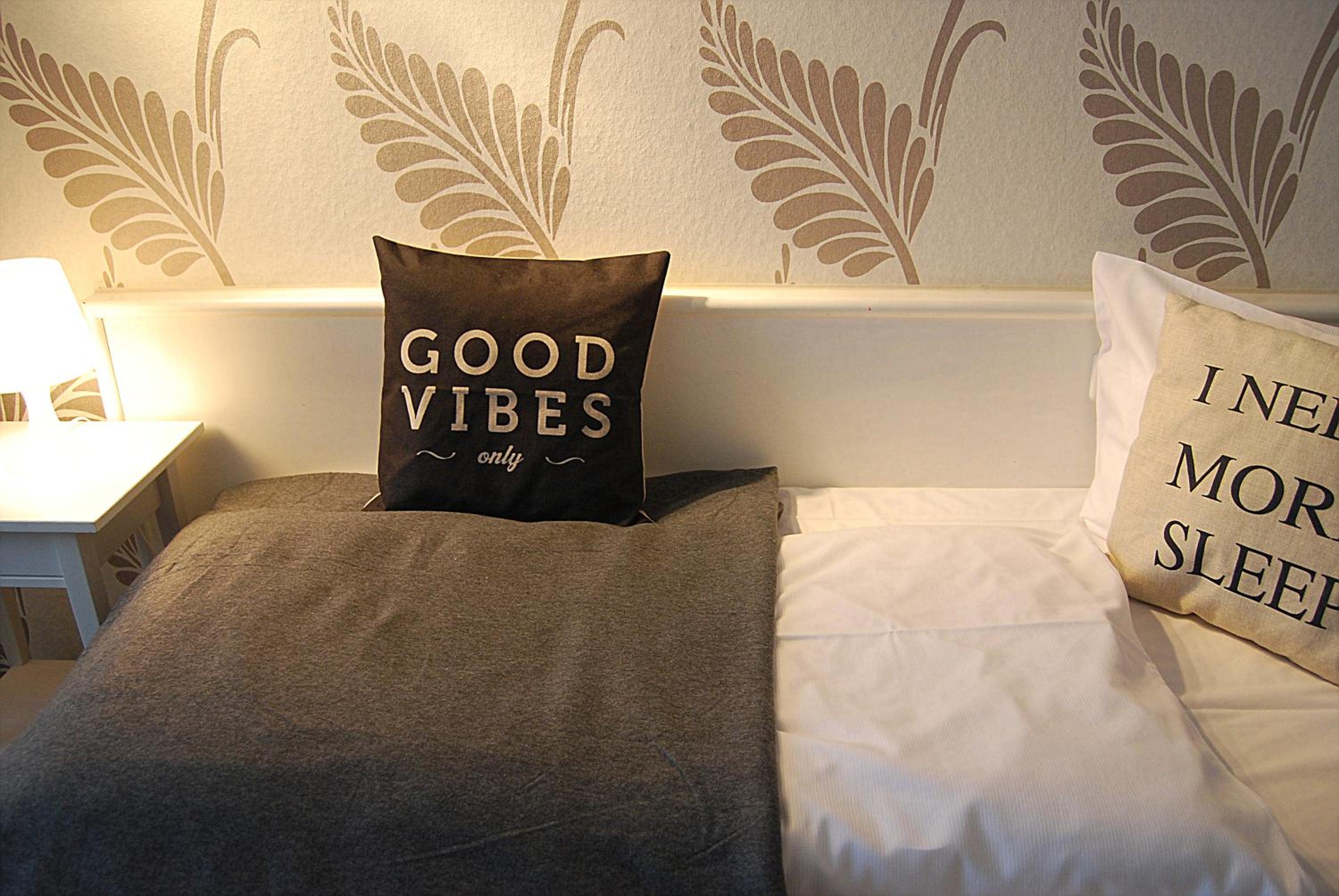 Standard Twin Room - Photo 6