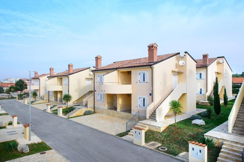One-Bedroom Apartment with Balcony Ground floor photo 2