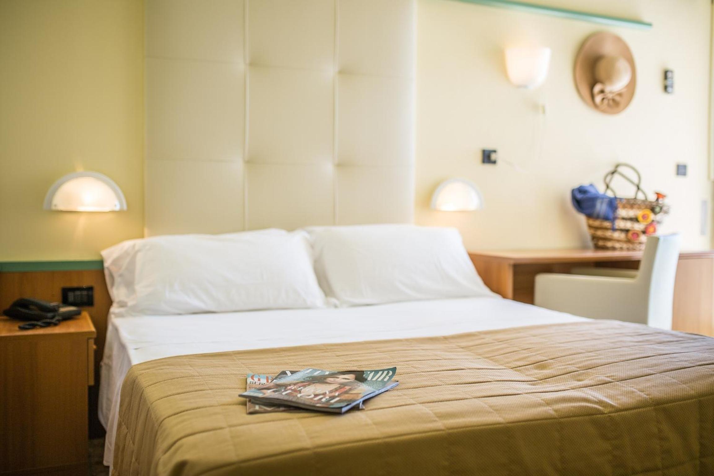 Basic Double Room with Partial Sea View - Photo 9