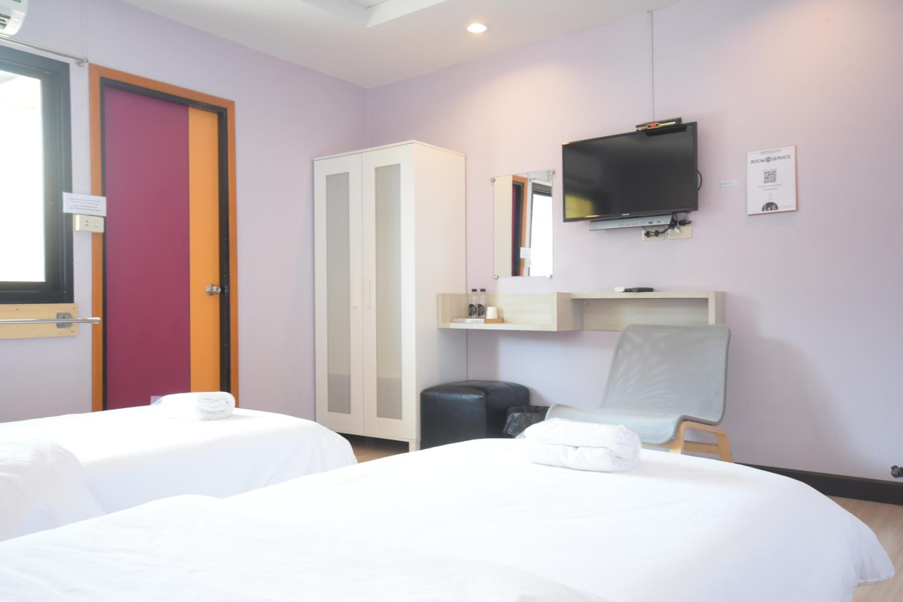 Twin Room with Private Bathroom photo 2