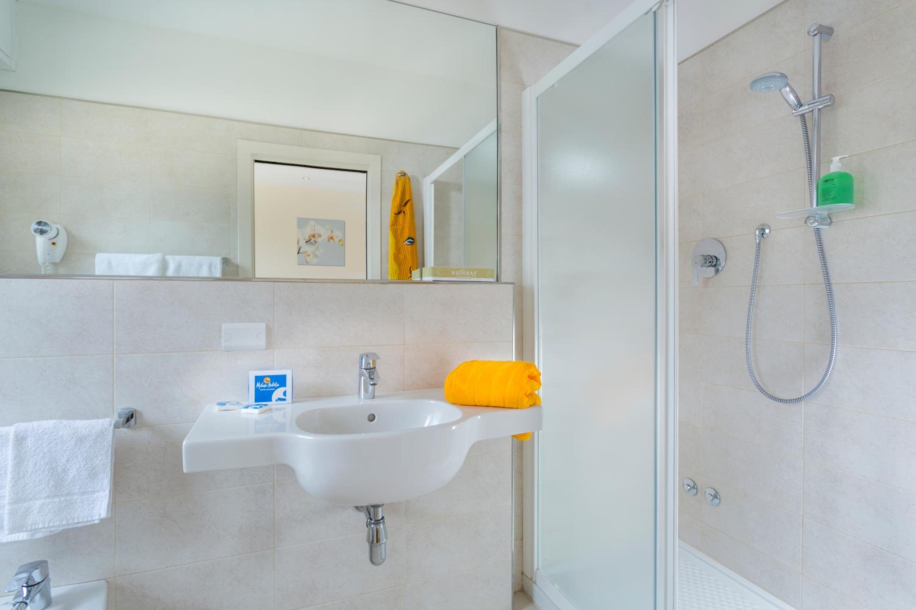 Standard Double or Twin Room - Photo 2