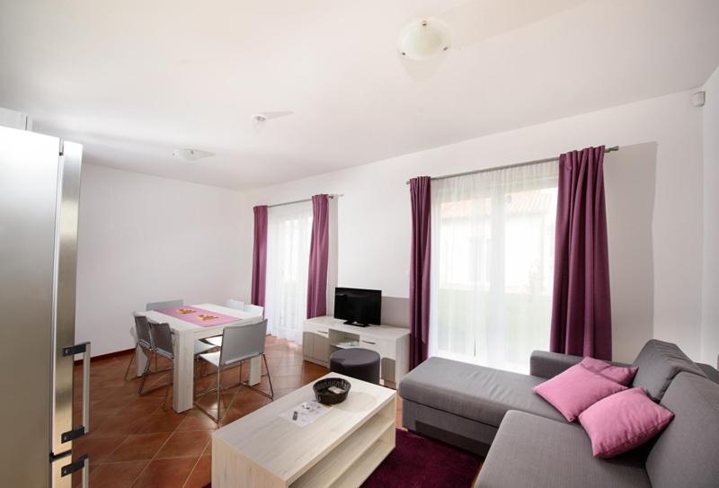 Three-Bedroom Apartment with Garden photo 3