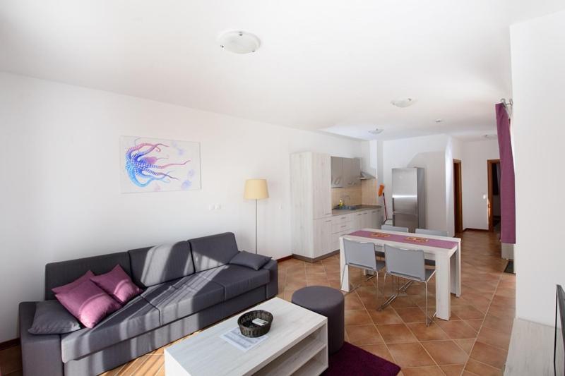 Three-Bedroom Apartment with Garden photo 1