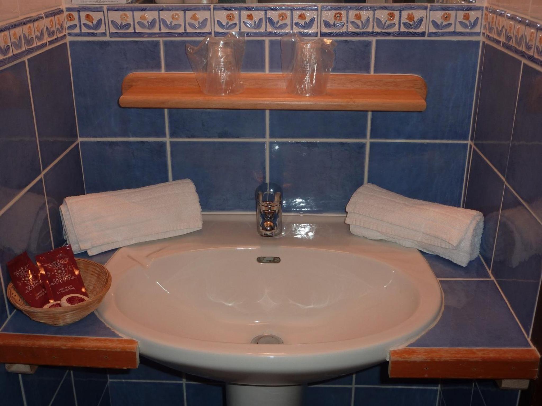 Standard Single Room with Shower photo 3