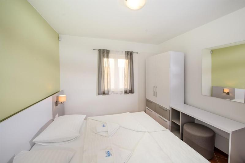 One-Bedroom Apartment with Balcony Ground floor photo 3