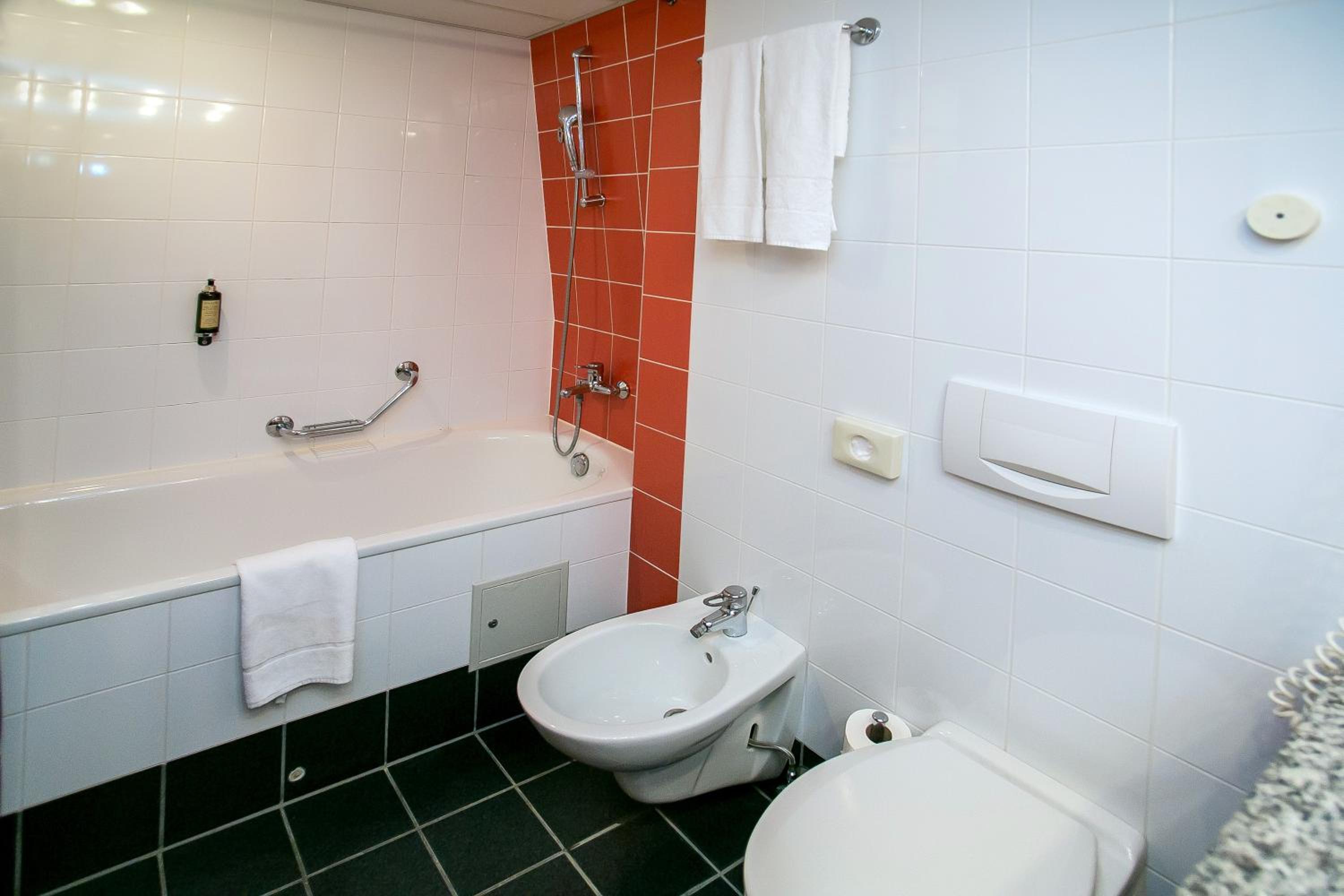 Double Room with Pool View - Photo 6
