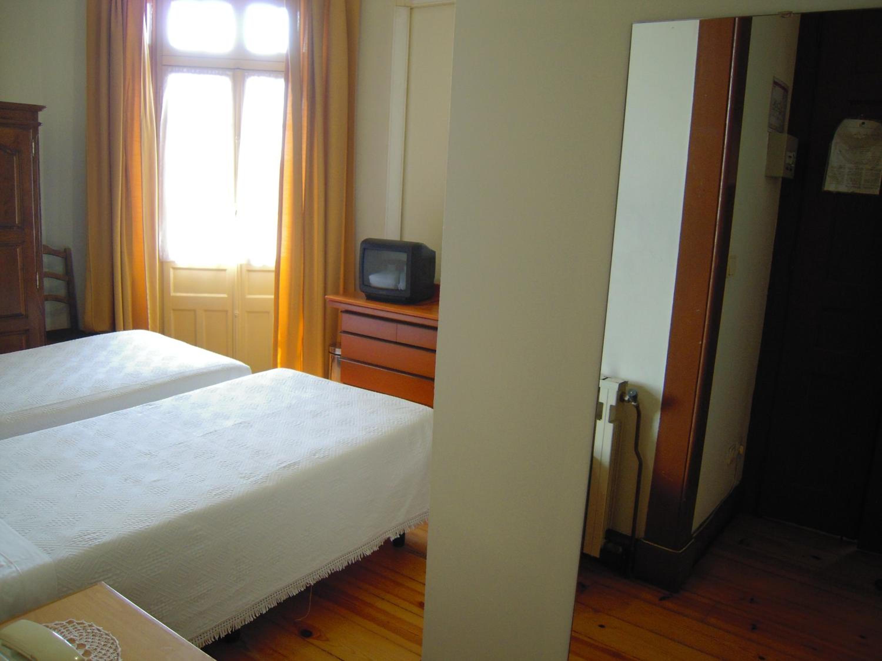 Twin Room - Photo 2