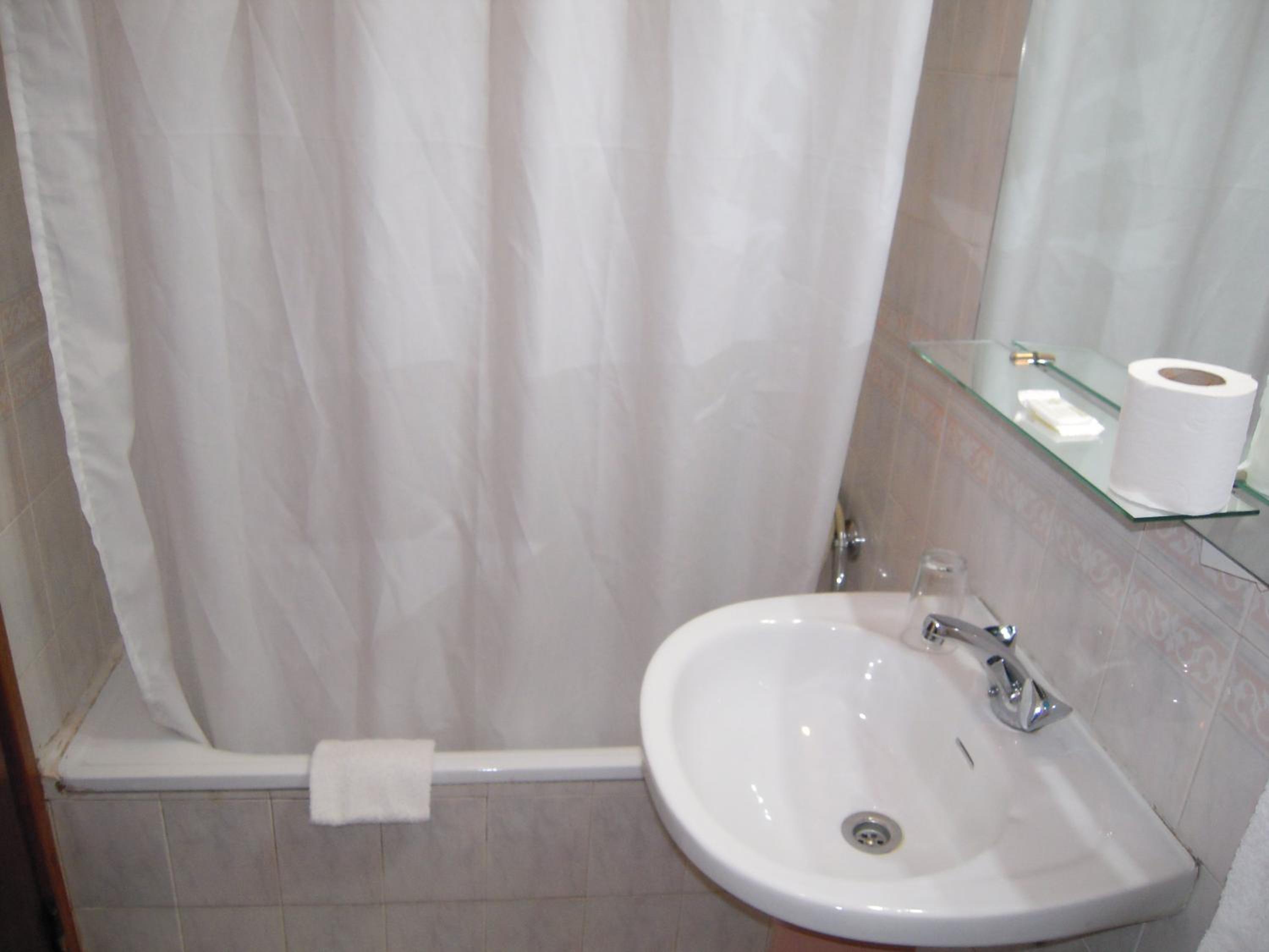 Twin Room - Photo 8