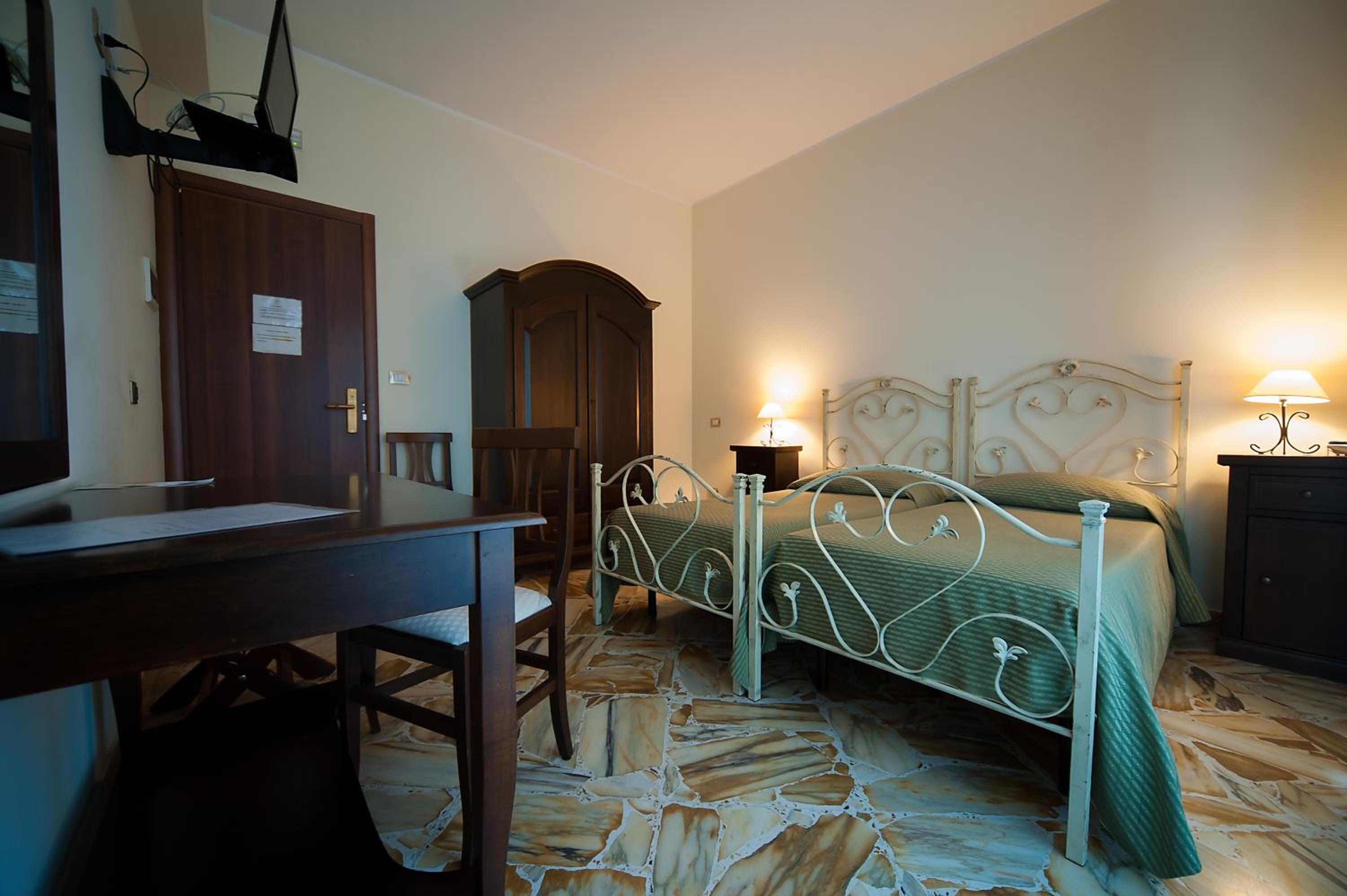 Double or Twin Room with Balcony - Photo 9