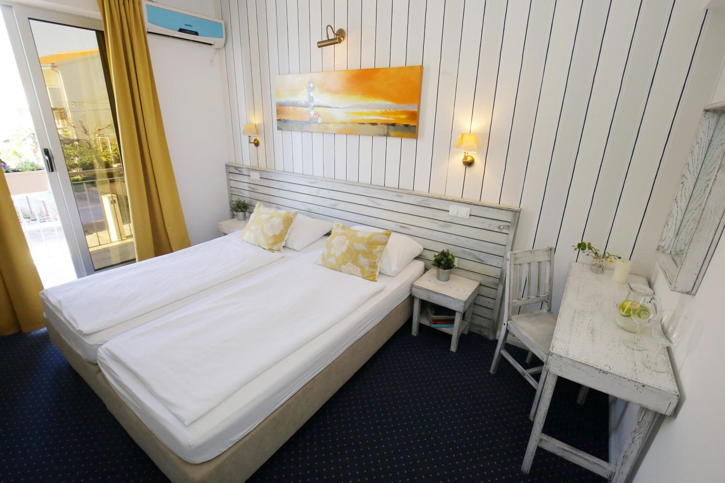 Double or Twin Room with Balcony - Photo 5