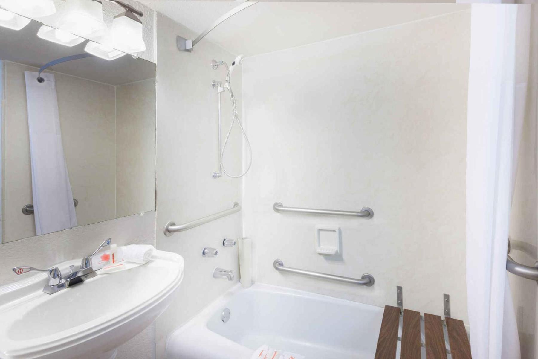 King Room - Mobility Access/Non-Smoking - Photo 13