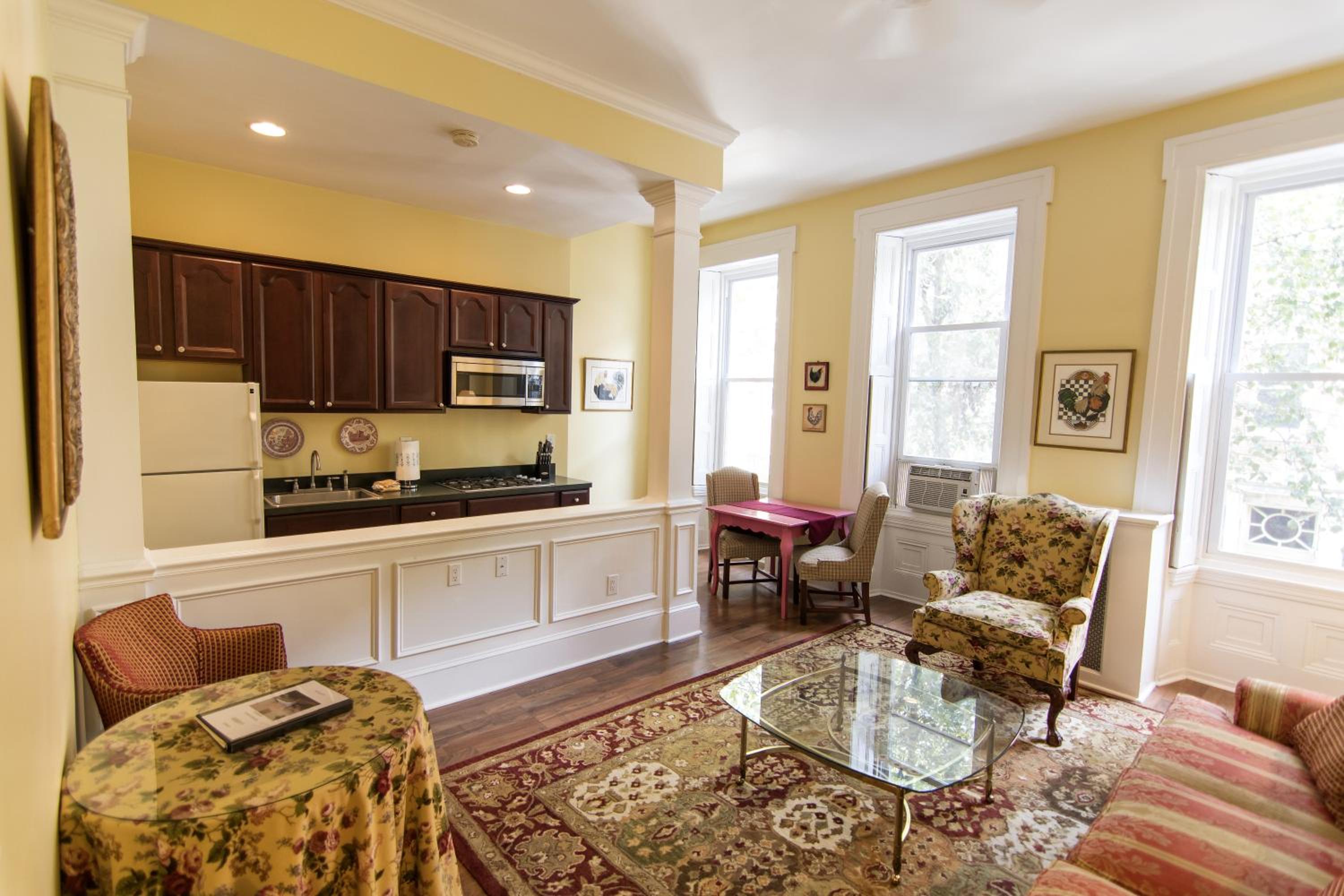 One-Bedroom Suite #3 thumbnail 5