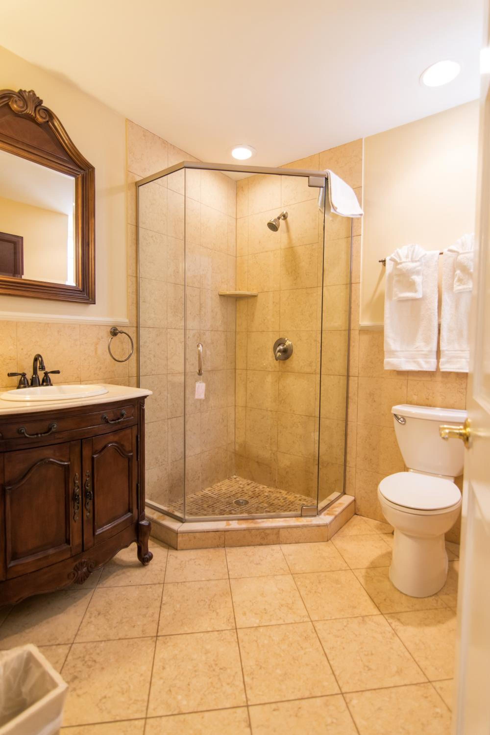 One-Bedroom Suite #3 thumbnail 6