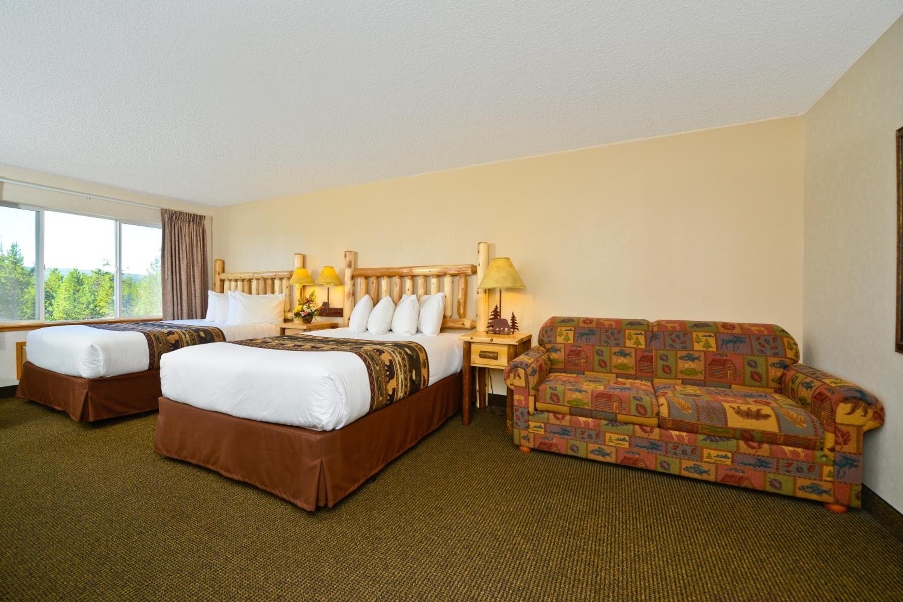 Queen Room with Two Queen Beds and Sofa Bed photo 3