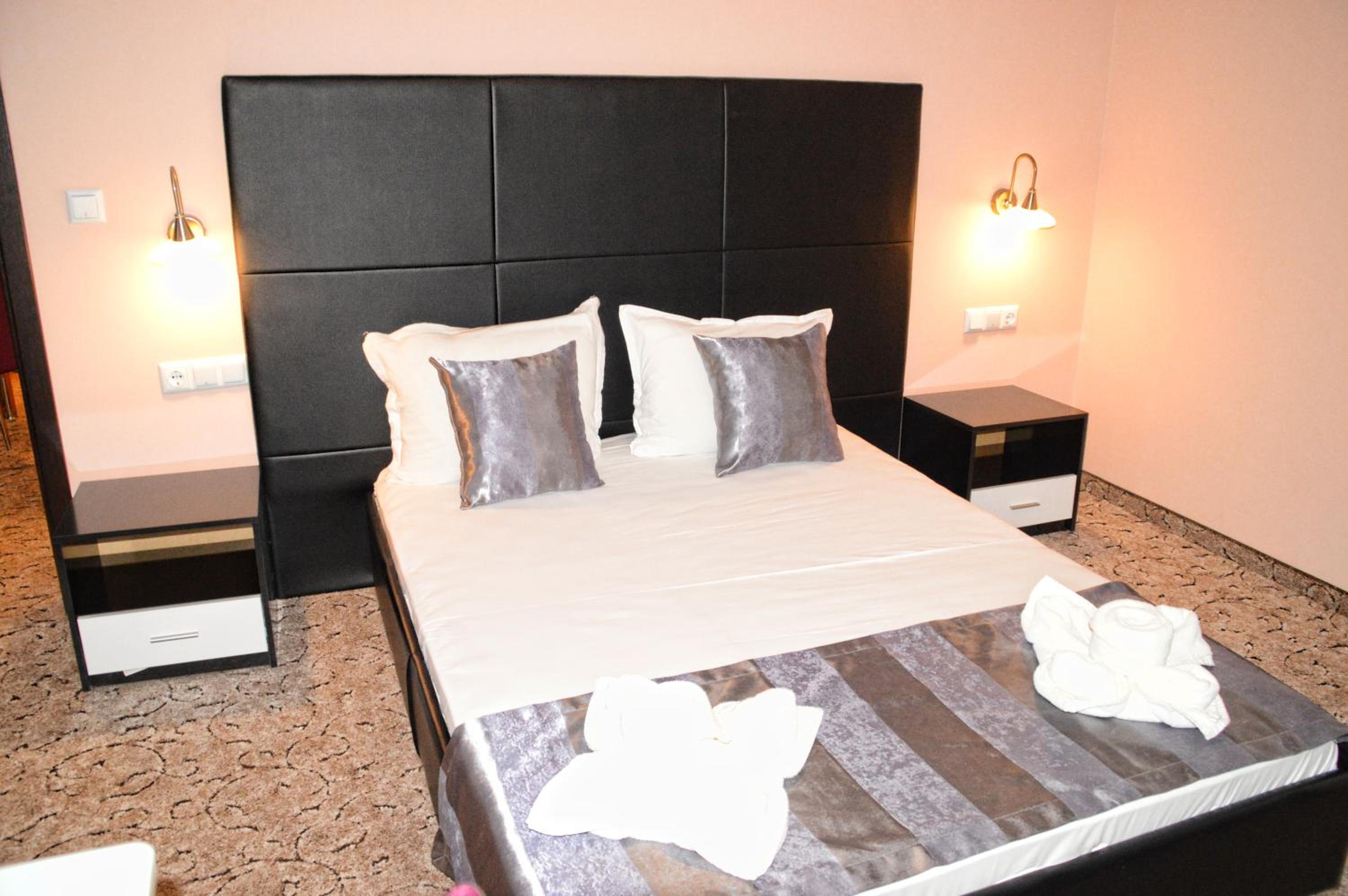 One-Bedroom Apartment - Photo 12