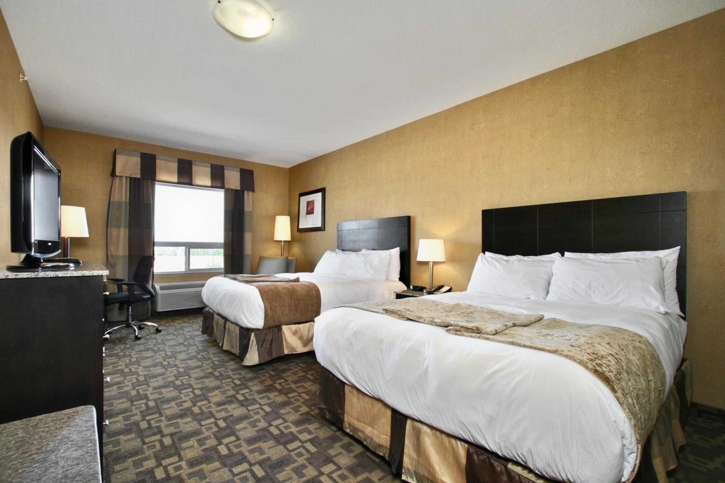 Family Queen Suite with Two Queen Beds - Sofa Bed/Non-Smoking - Photo 4