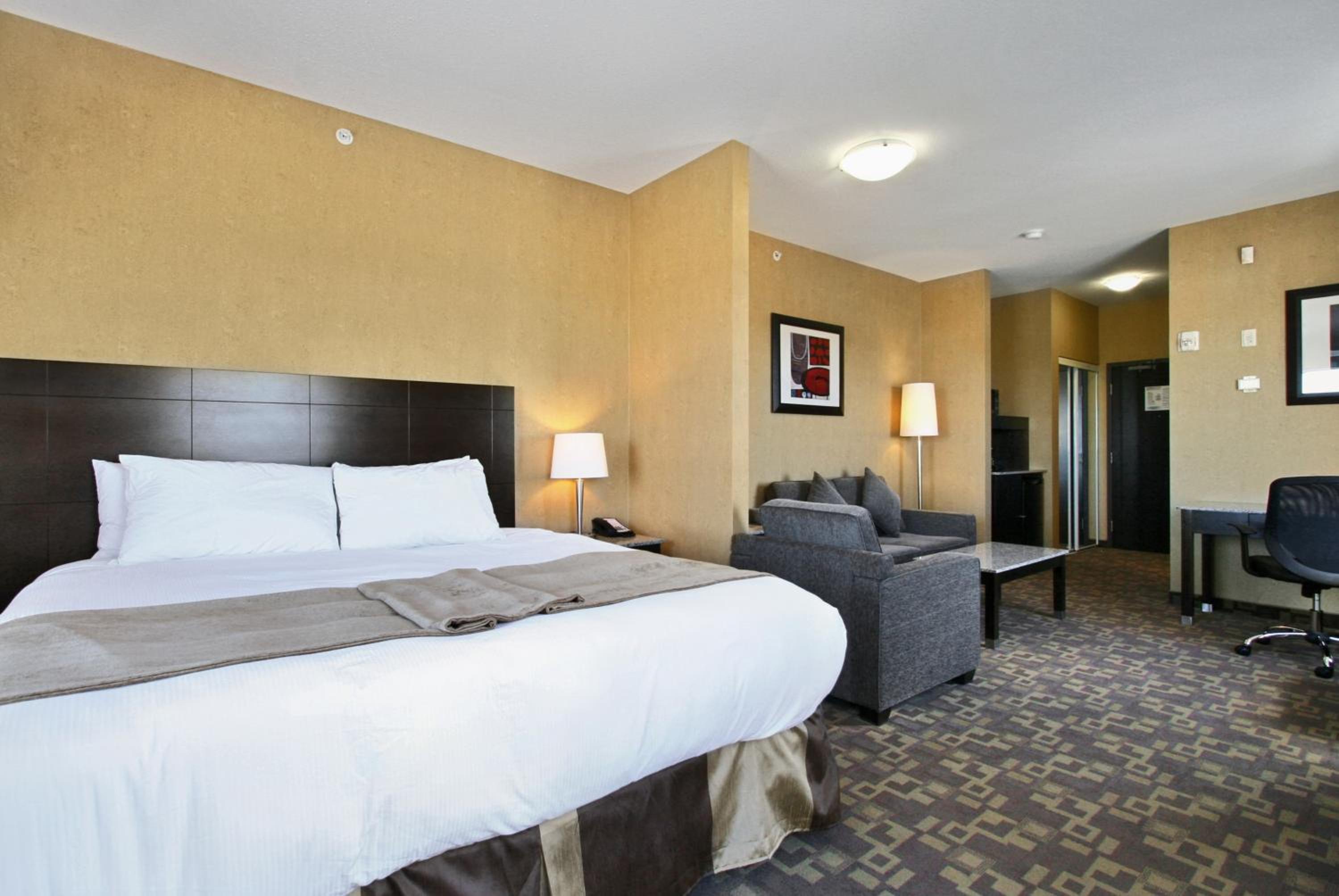 King Suite With Sofa Bed - Non-Smoking - Photo 12