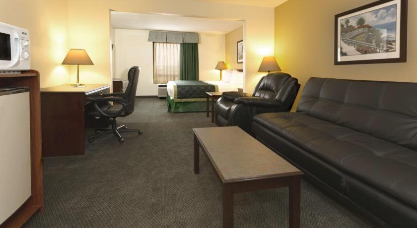 King Studio Suite - Non-Smoking - Photo 3
