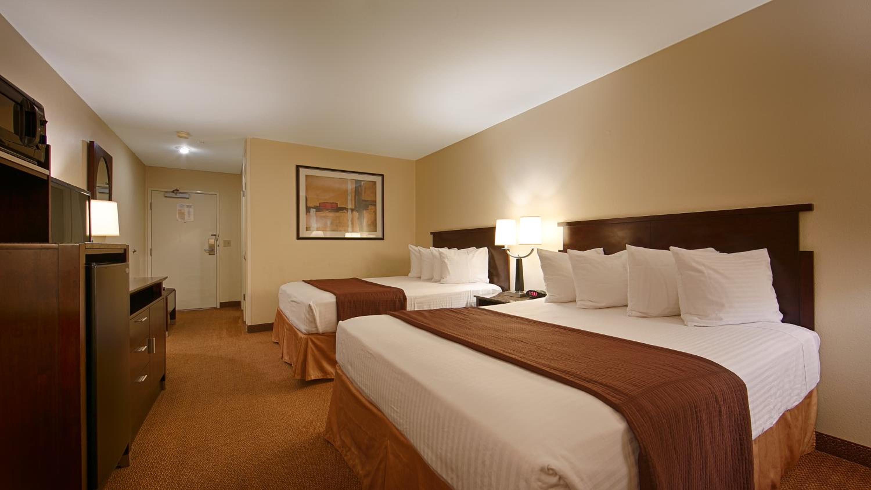 Queen Room with Two Queen Beds - Photo 4