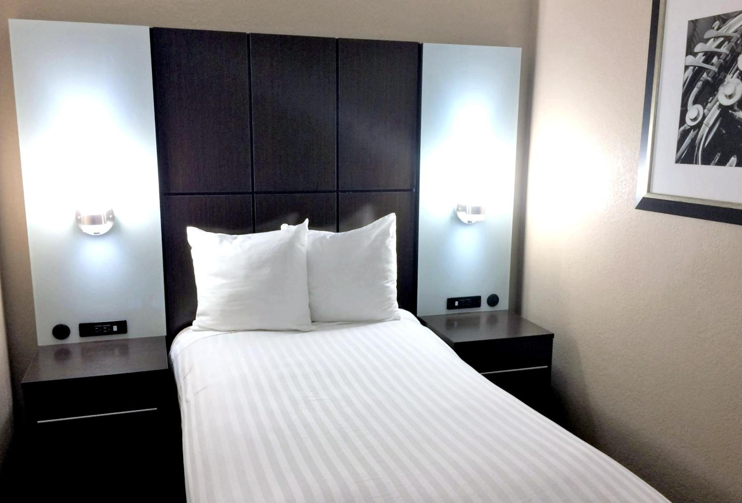 Small King Room with Single Bed - Non-Smoking photo 3