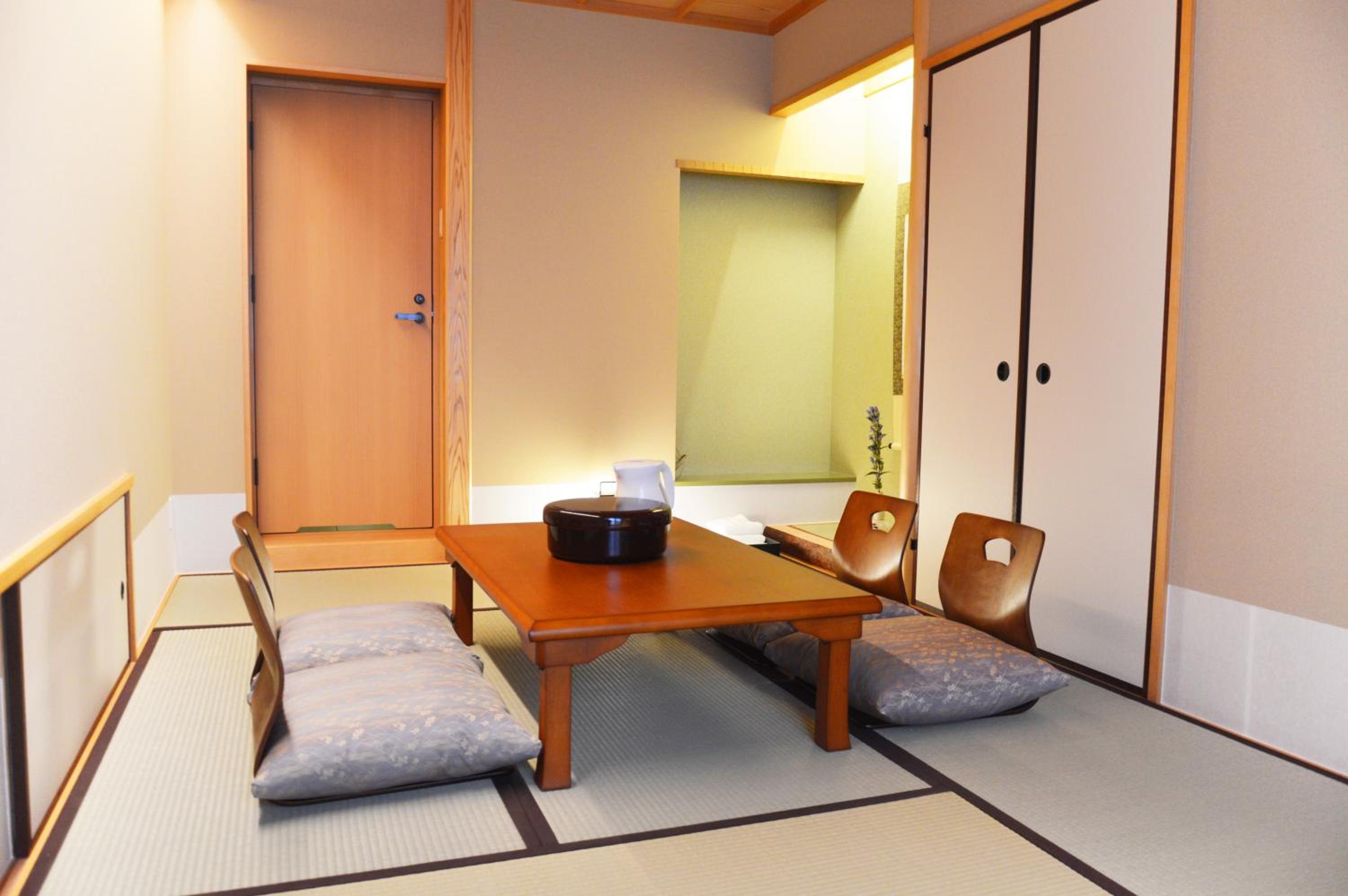 Deluxe Triple Room thumbnail 5