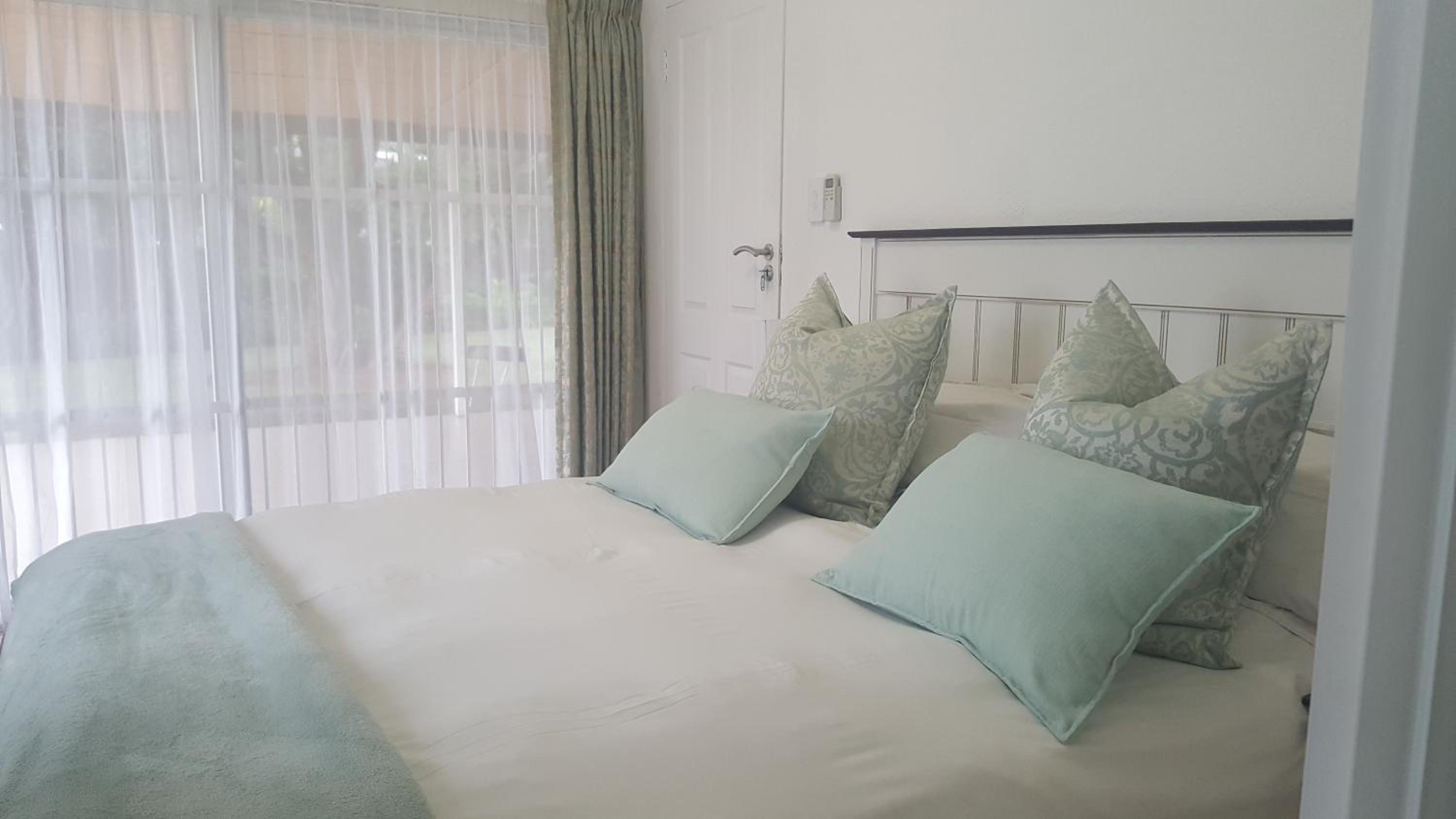 Deluxe Queen Room - Photo 14