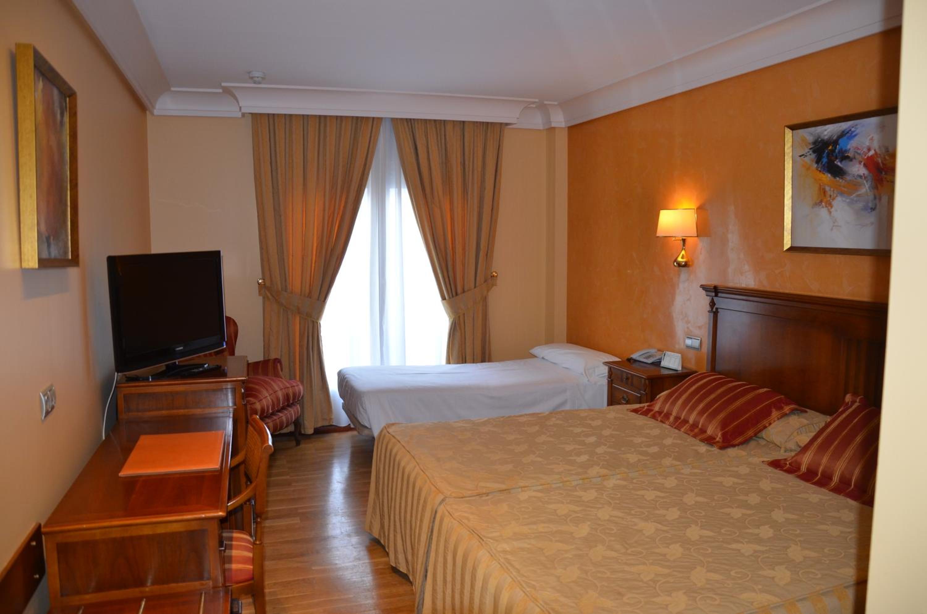 Habitación Doble con cama supletoria (2 adultos + 1 niño)
