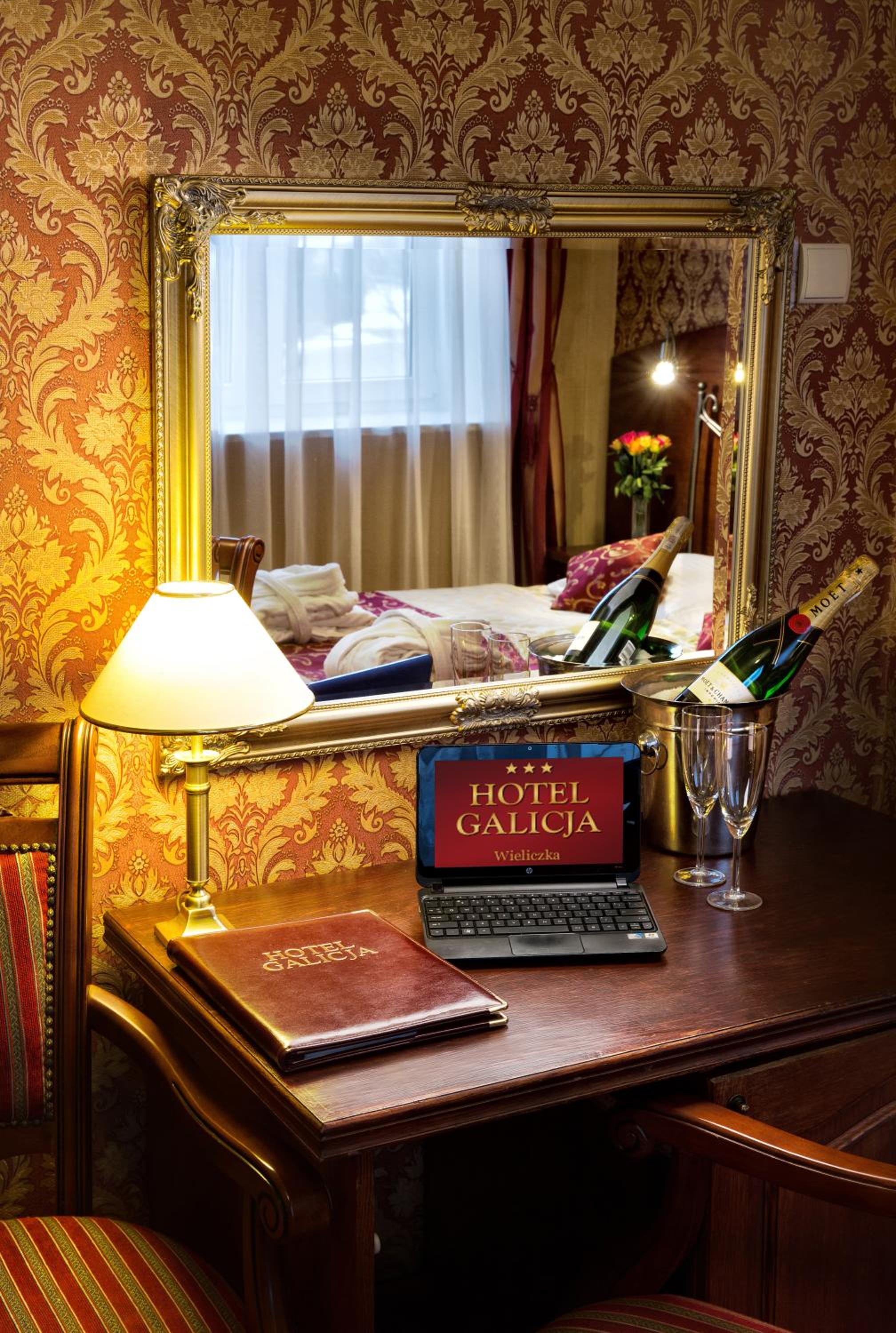 Deluxe Double Room - Photo 9