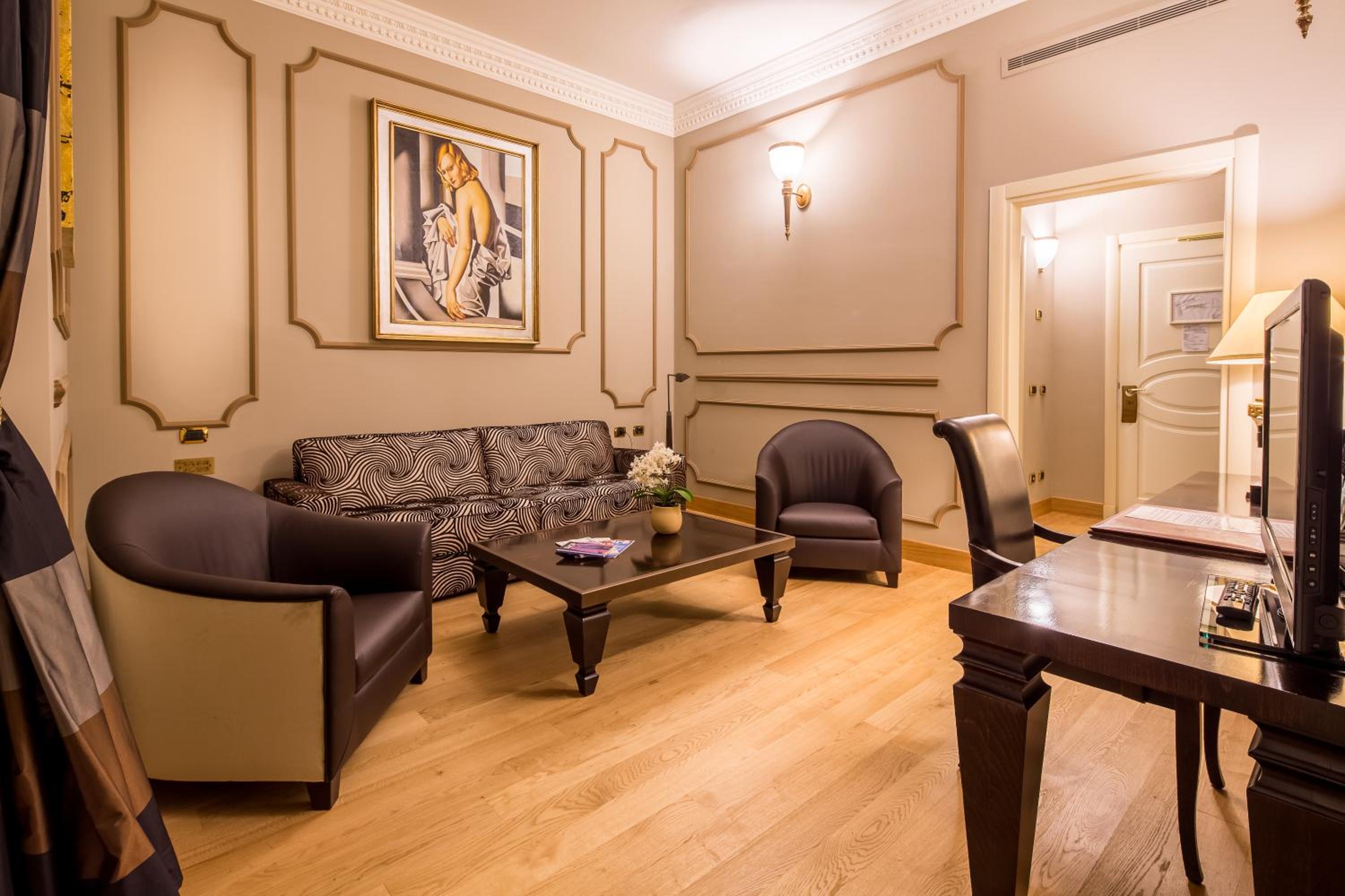Executive Suite - Photo 3