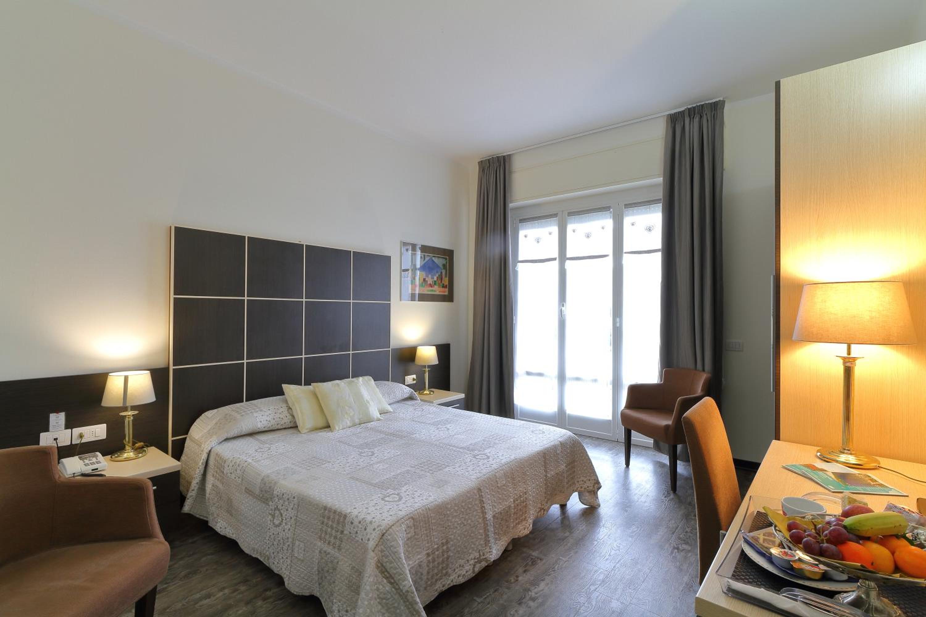 Standard Double or Twin Room - Photo 12