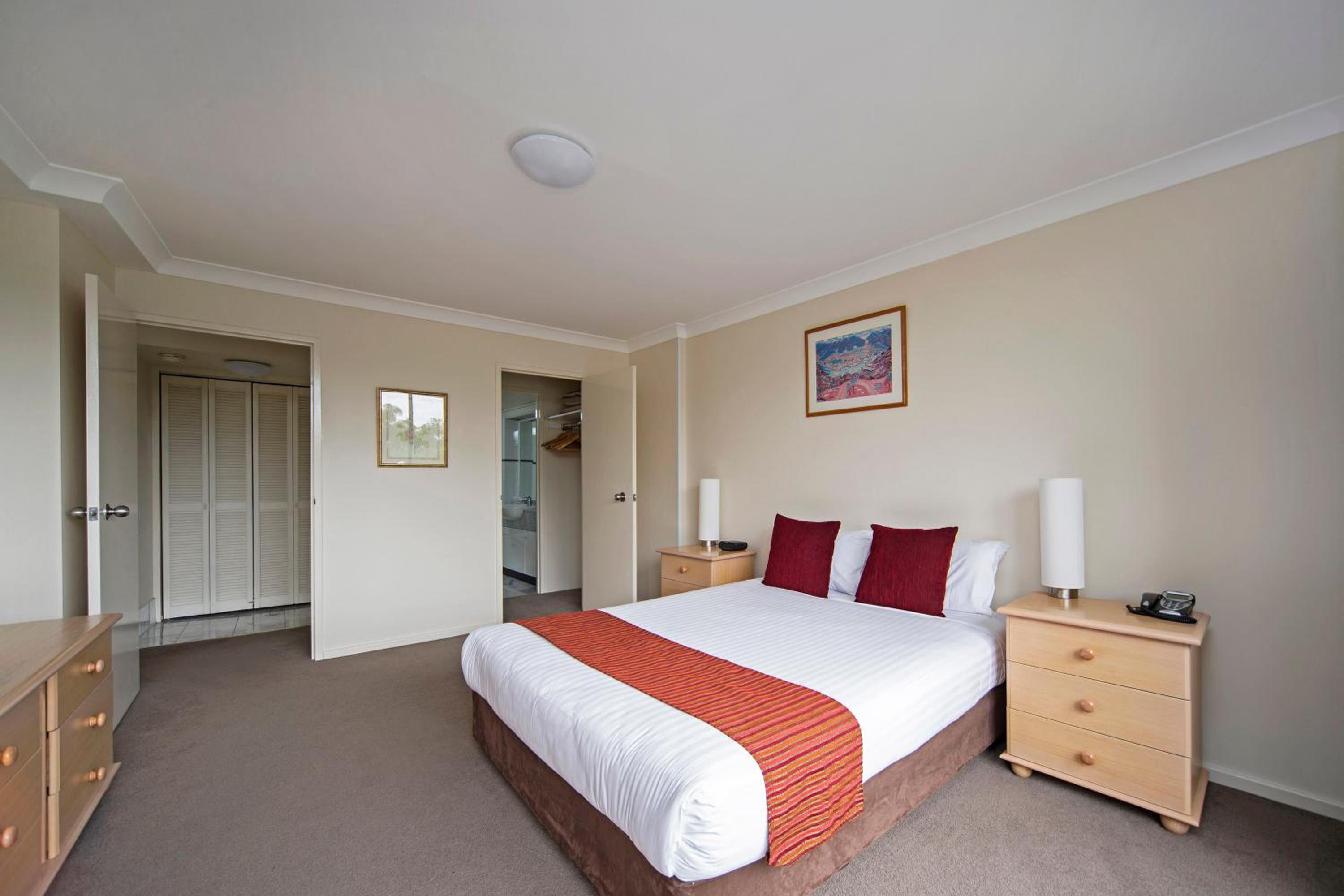One-Bedroom Apartment - Weekly Housekeeping photo 3