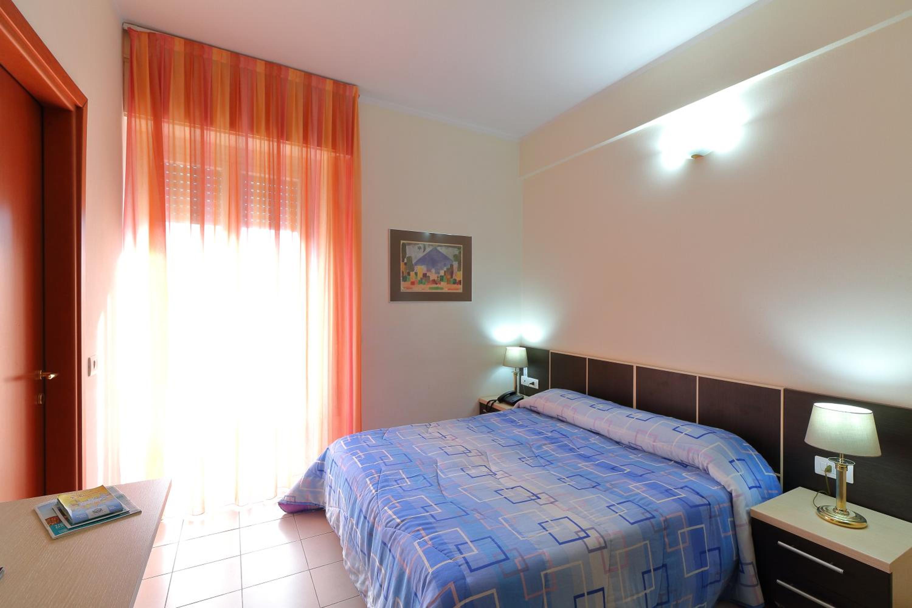 Standard Double or Twin Room - Photo 4