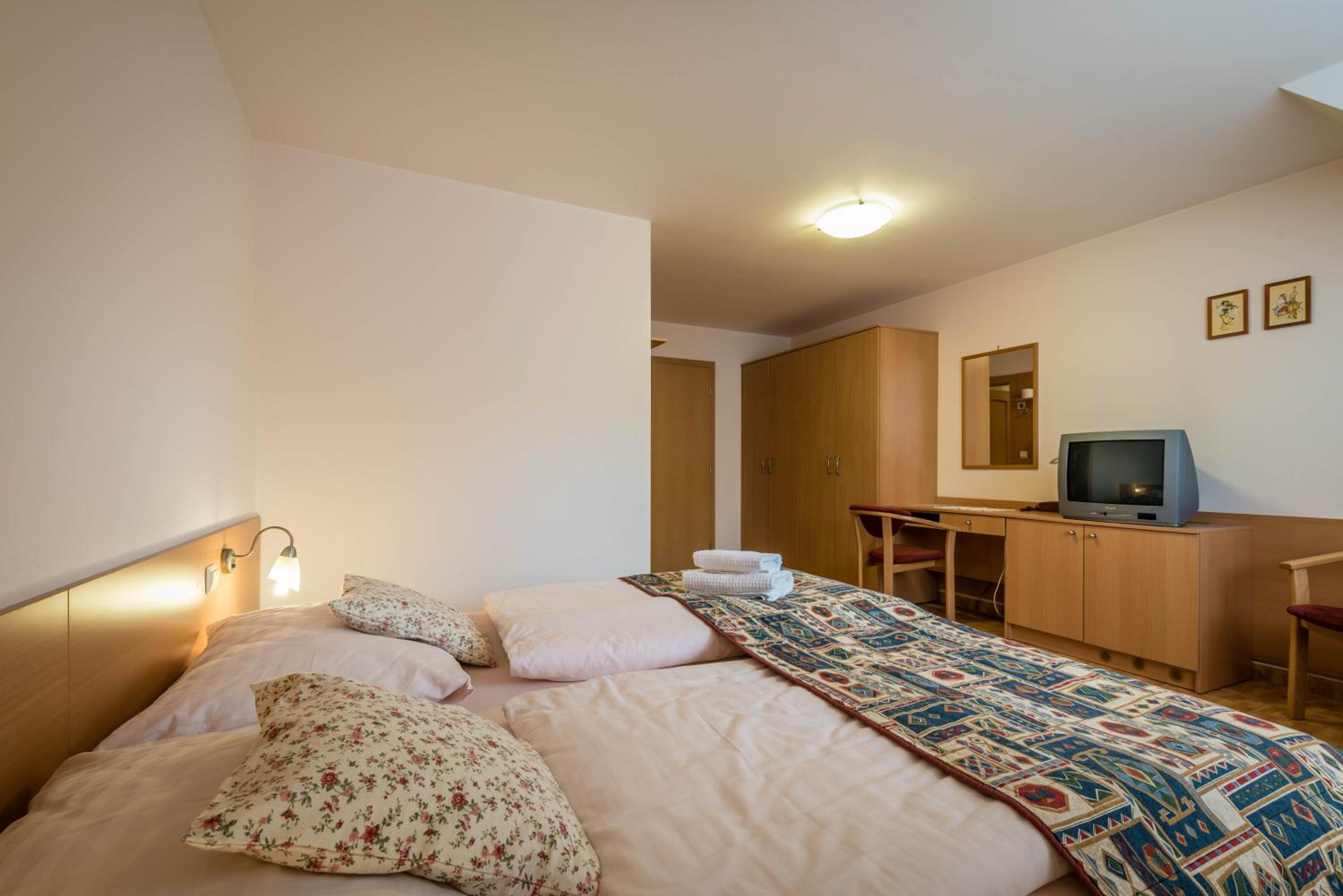 Deluxe Double Room - Photo 11