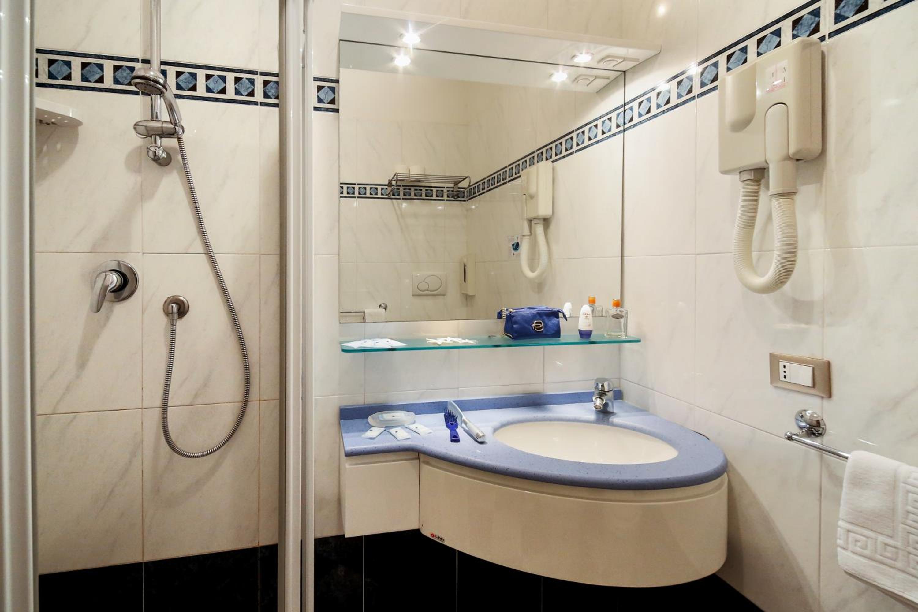 Double or Twin Room - Photo 3