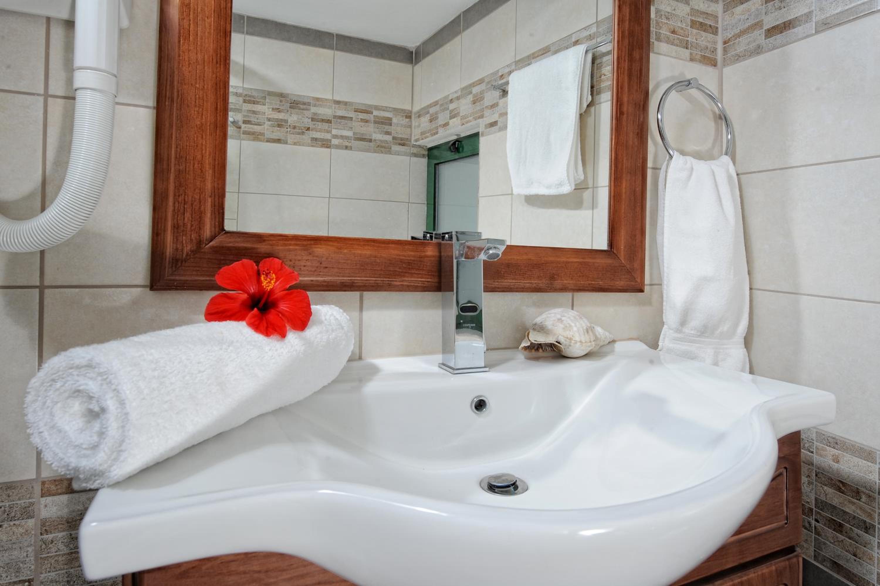 One-Bedroom Apartment with Hydromassage Shower - Photo 14