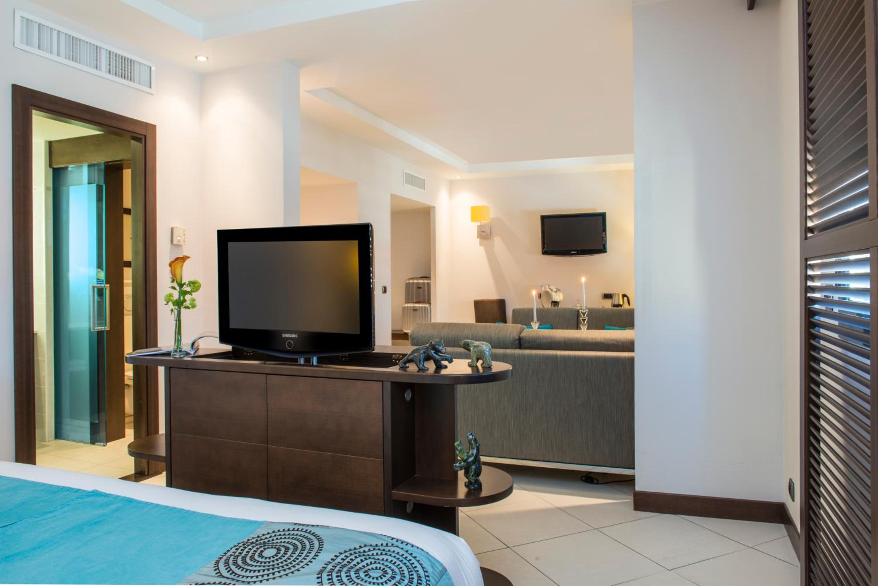 Deluxe Suite with Partial Sea View photo 3