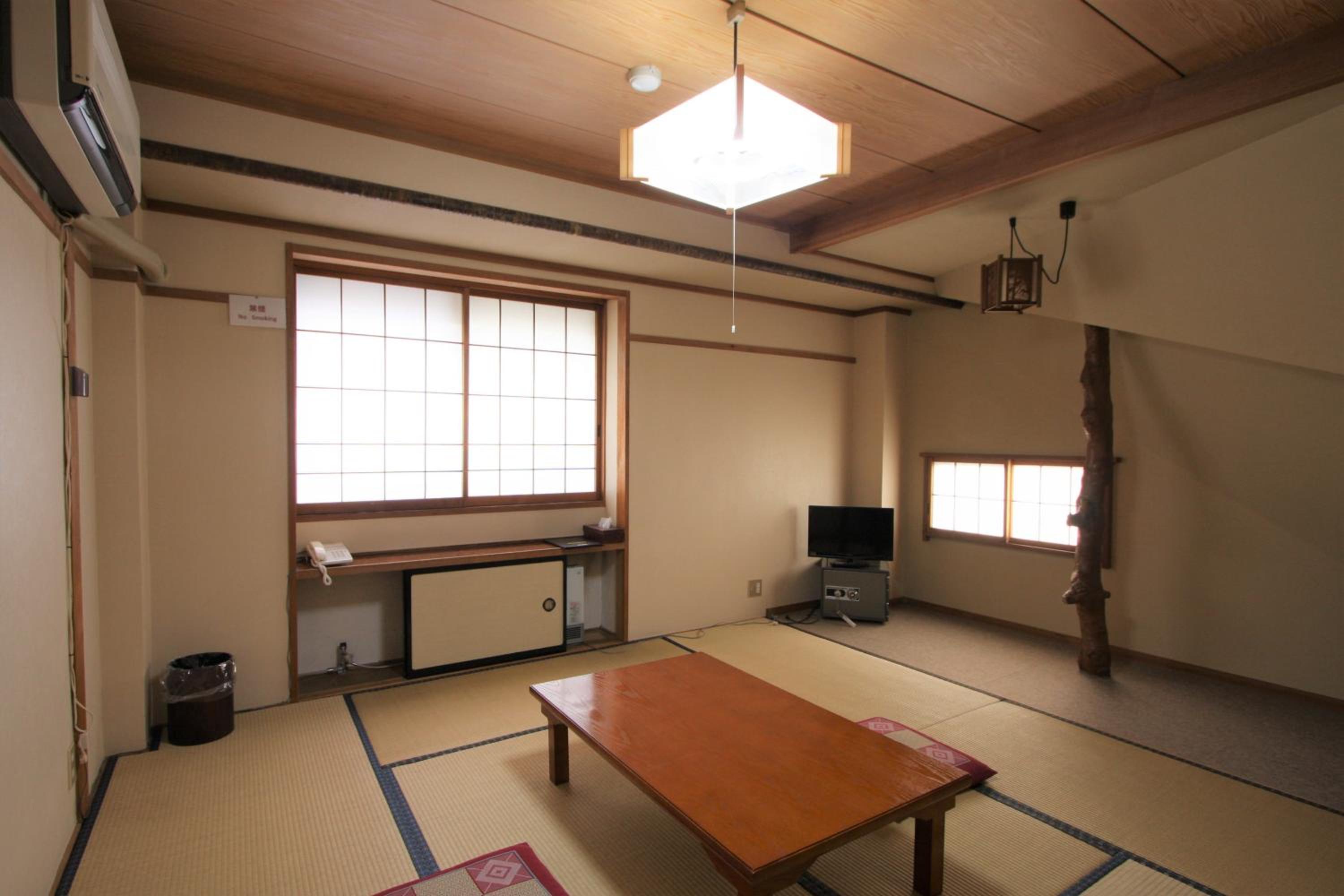 Japanese-Style Family Room with Shared Bathroom photo 1
