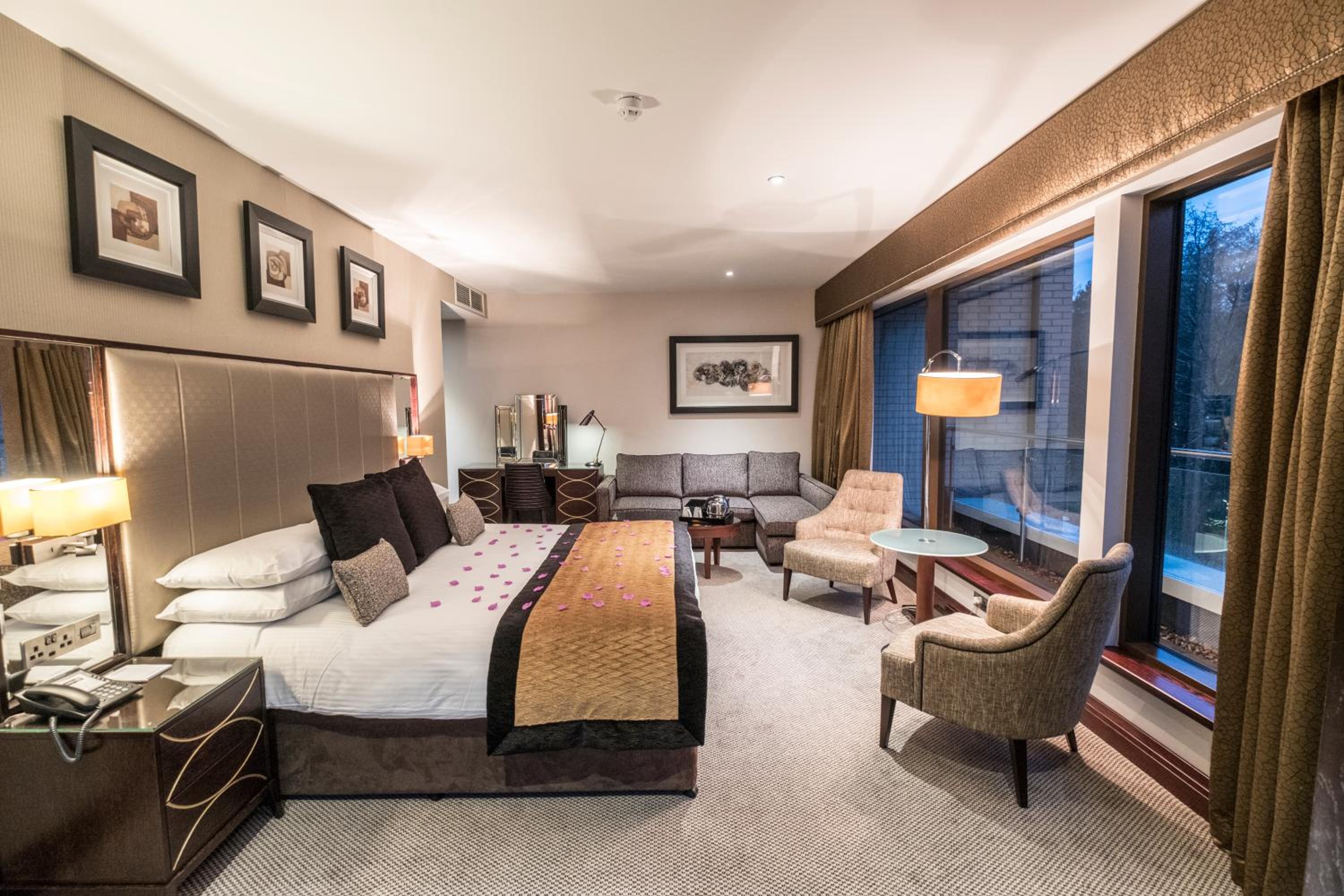 Executive Suite with Balcony - Includes Leisure Access photo 3