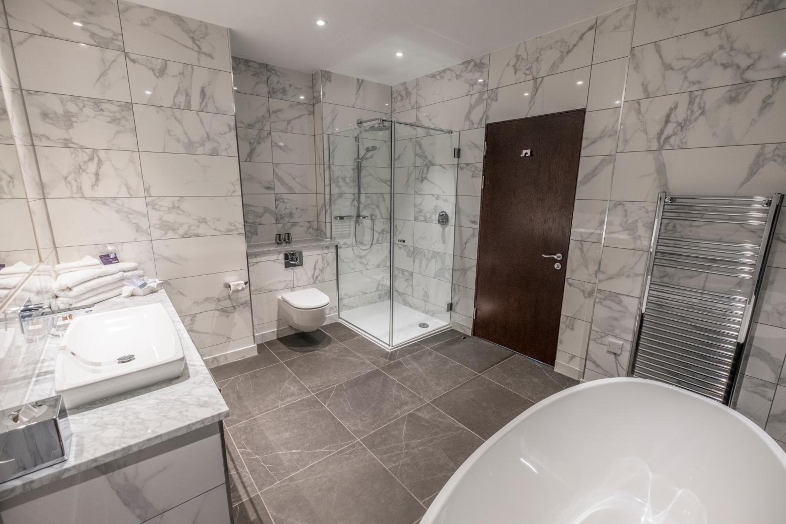 Executive Suite with Balcony - Includes Leisure Access photo 2