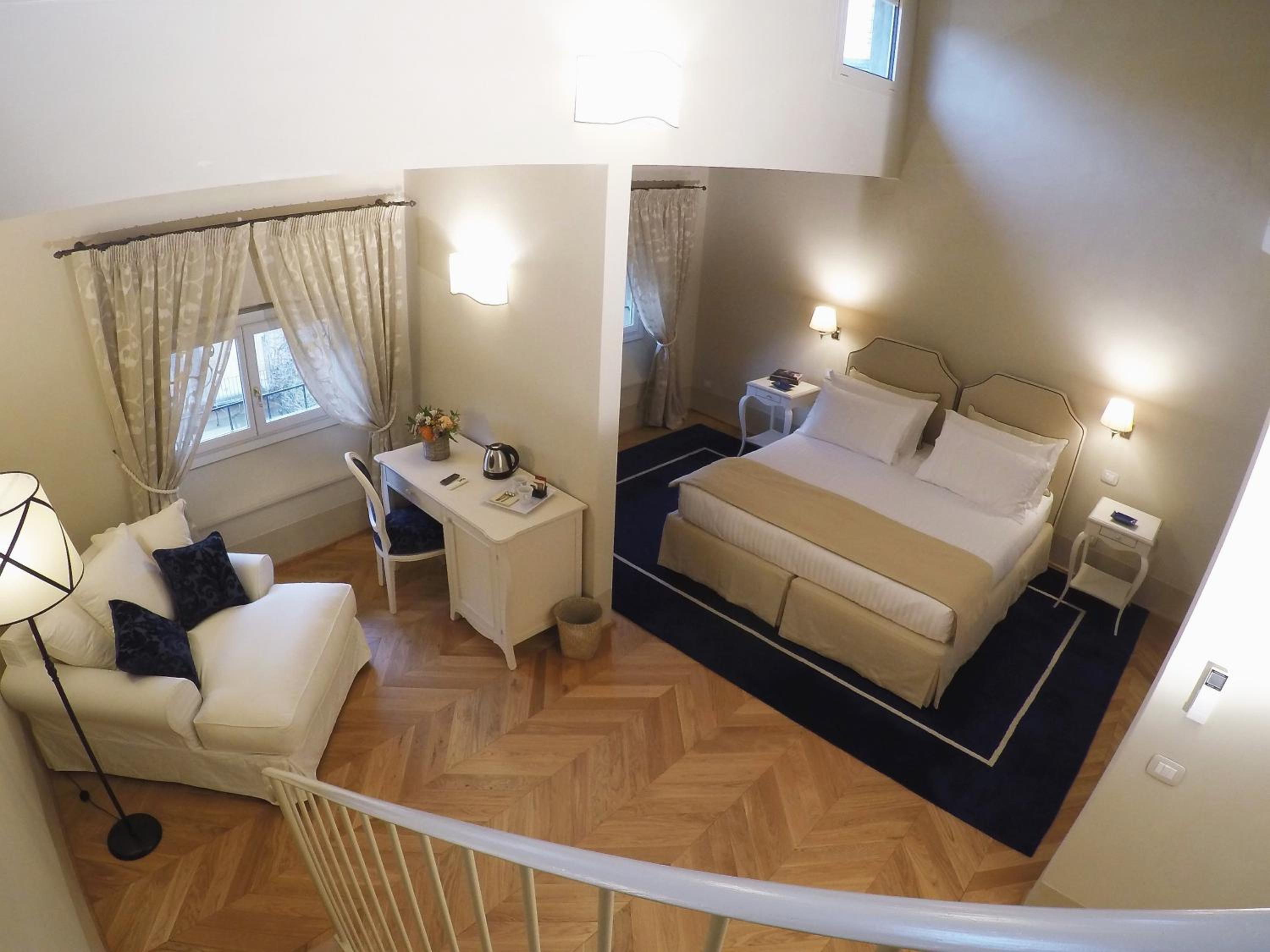Deluxe Junior Suite photo 2