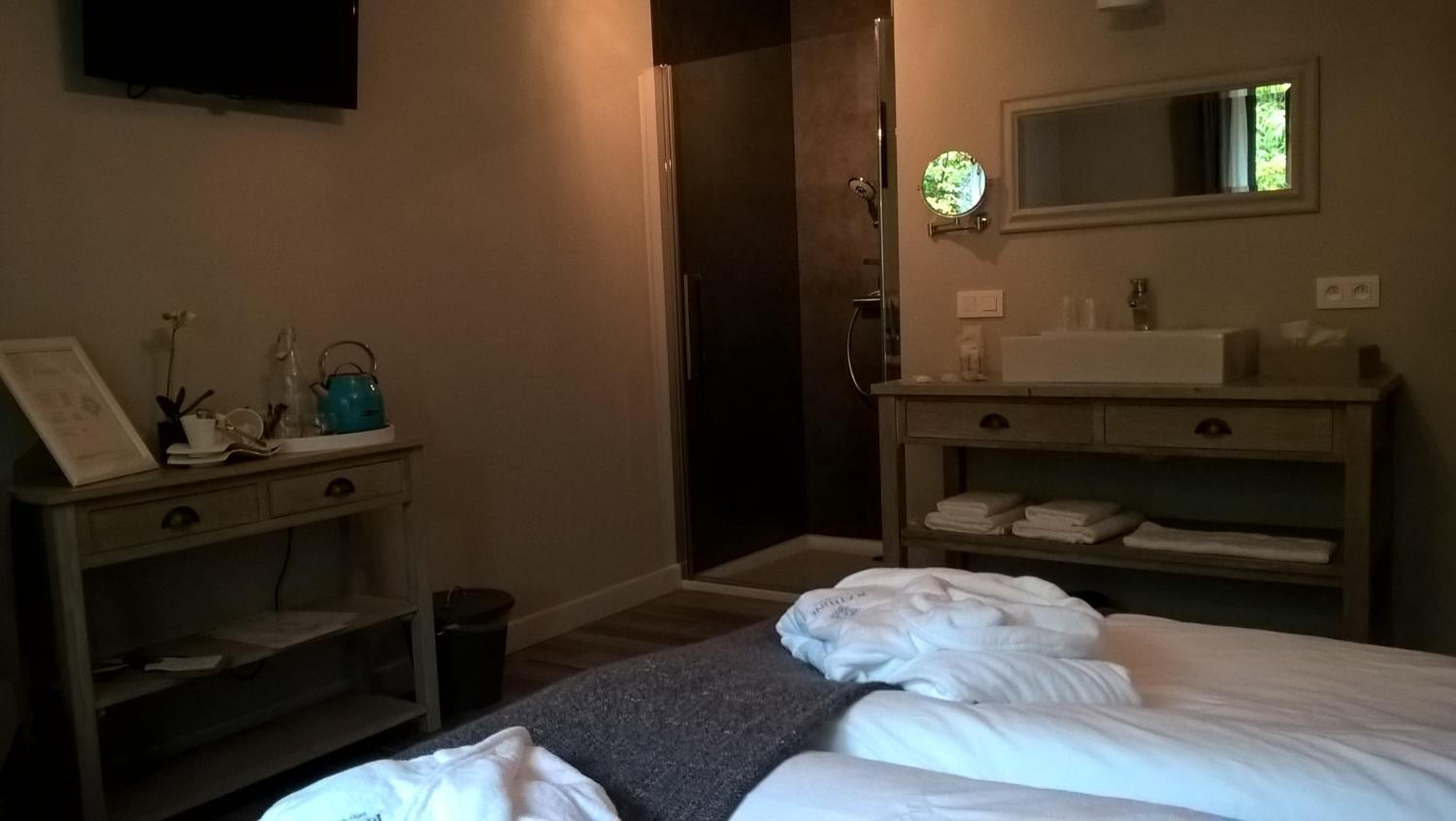 Deluxe Room - Photo 5