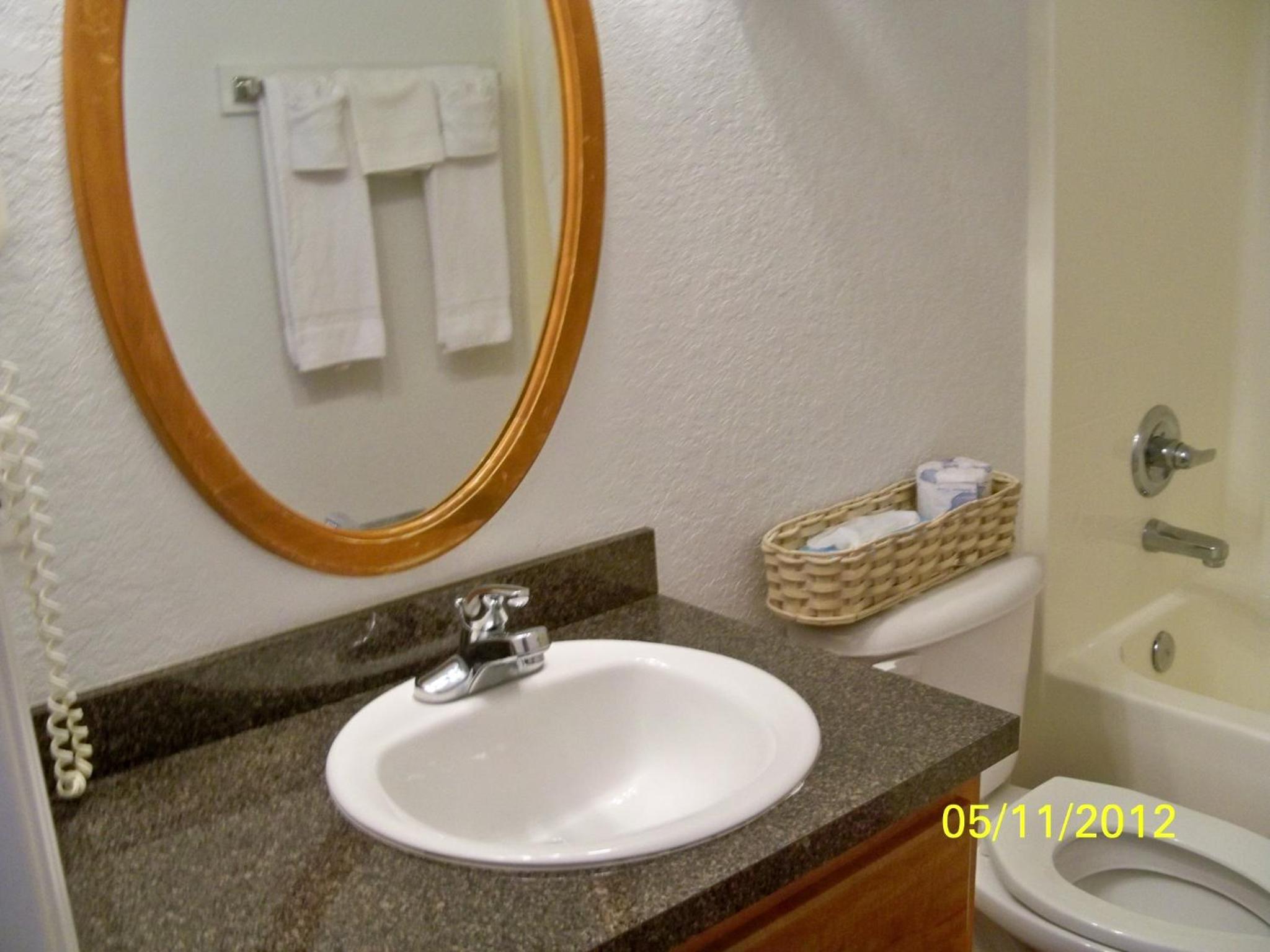 Standard Room with Two Double Beds - Photo 4