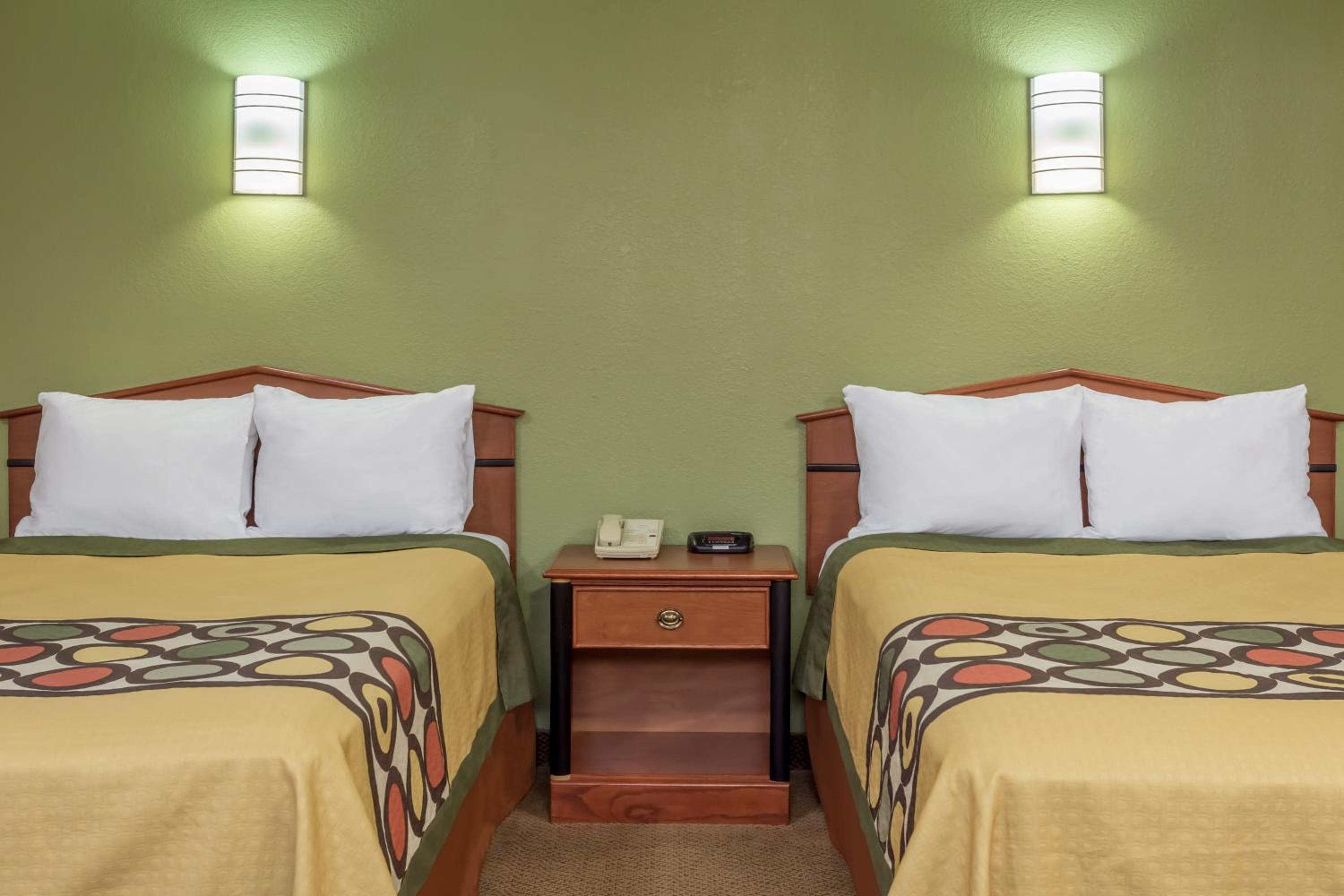 Double Room with Two Double Beds - Non-Smoking - Photo 3
