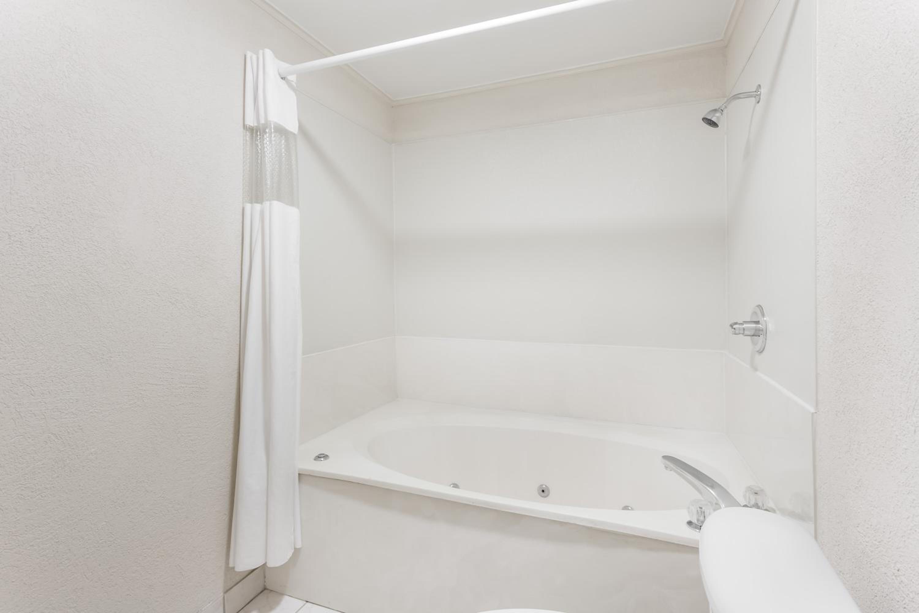 King Suite- Non-Smoking - Photo 3