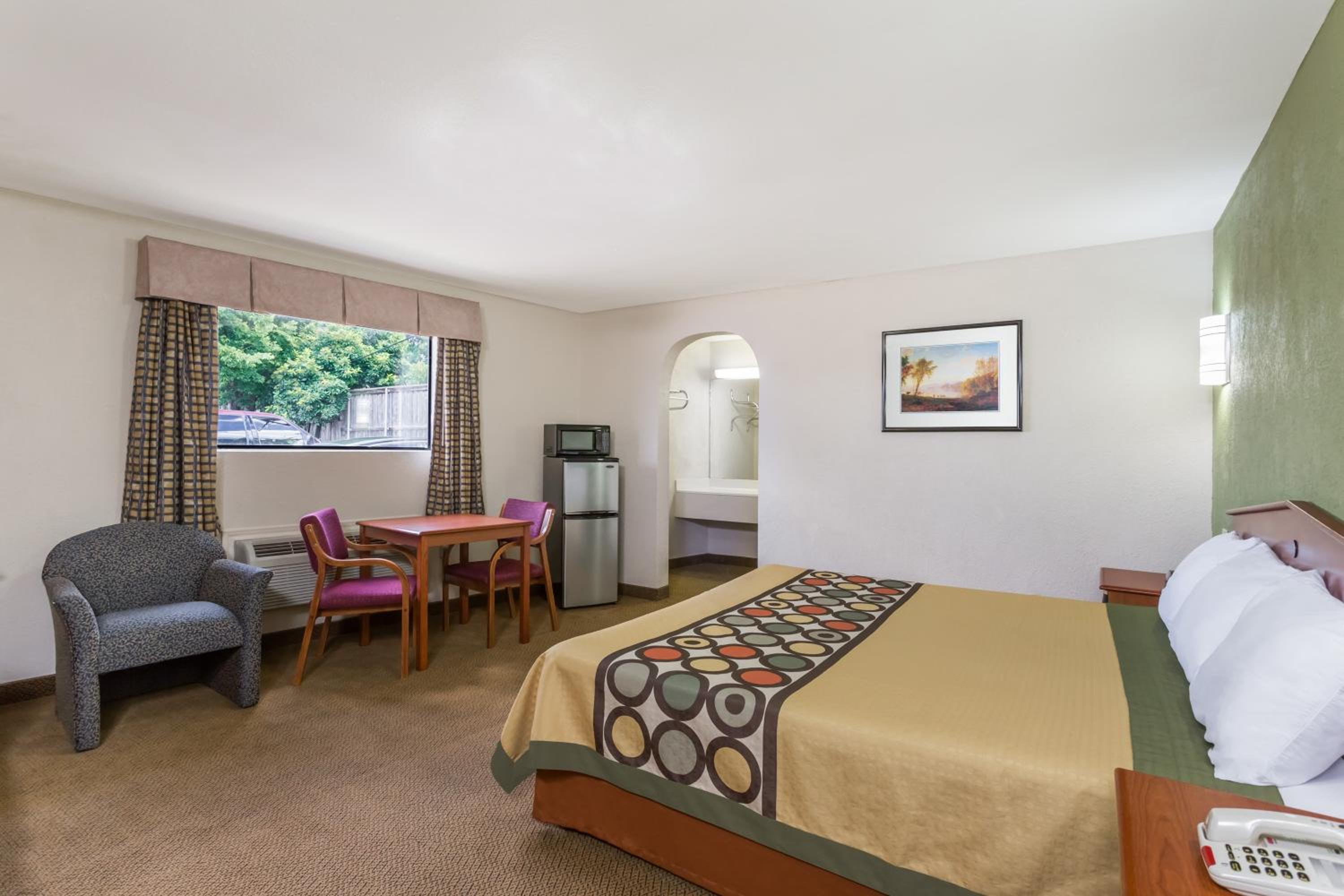 King Room - Non-Smoking - Photo 3