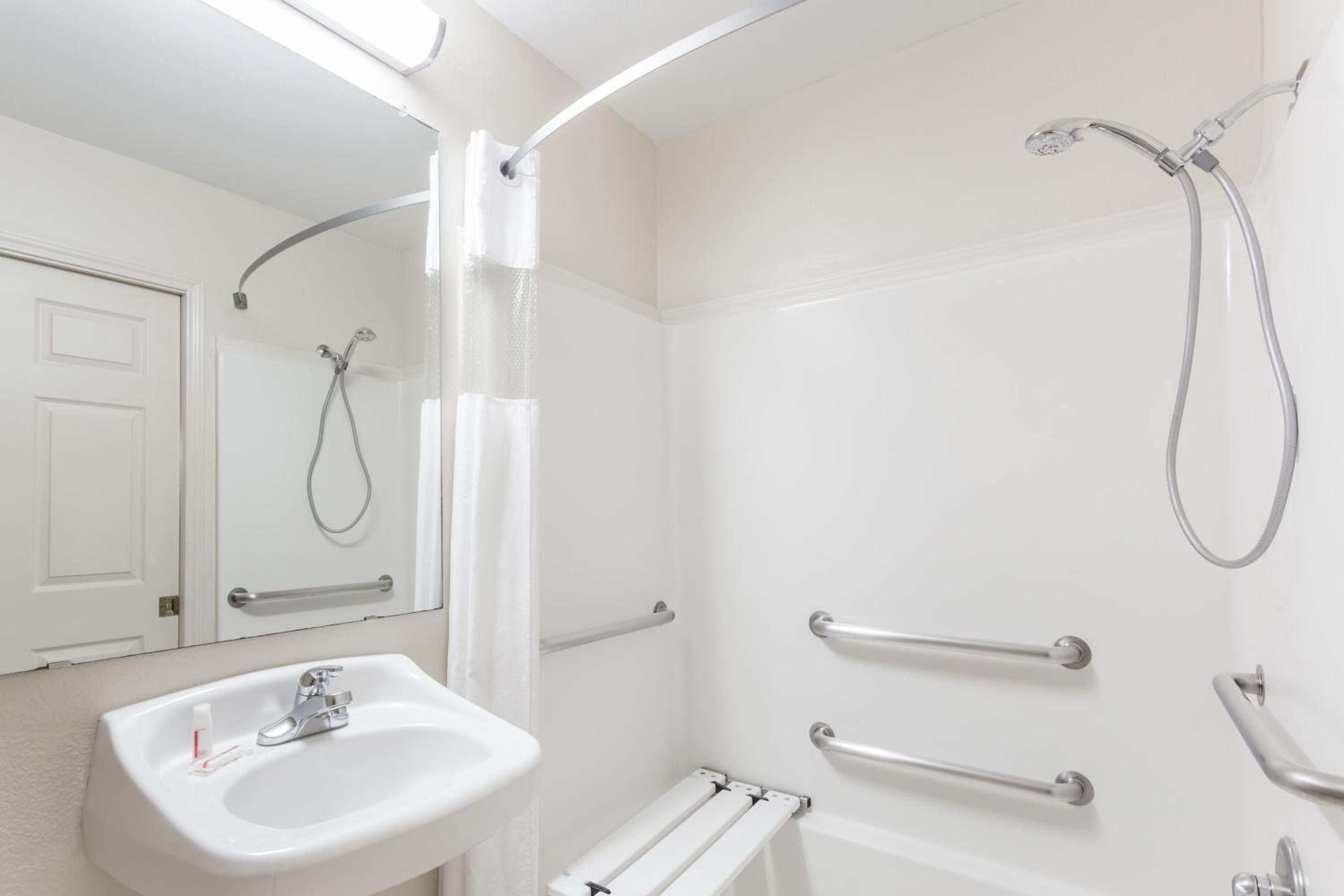Queen Room - Disability Access/Non-Smoking photo 3